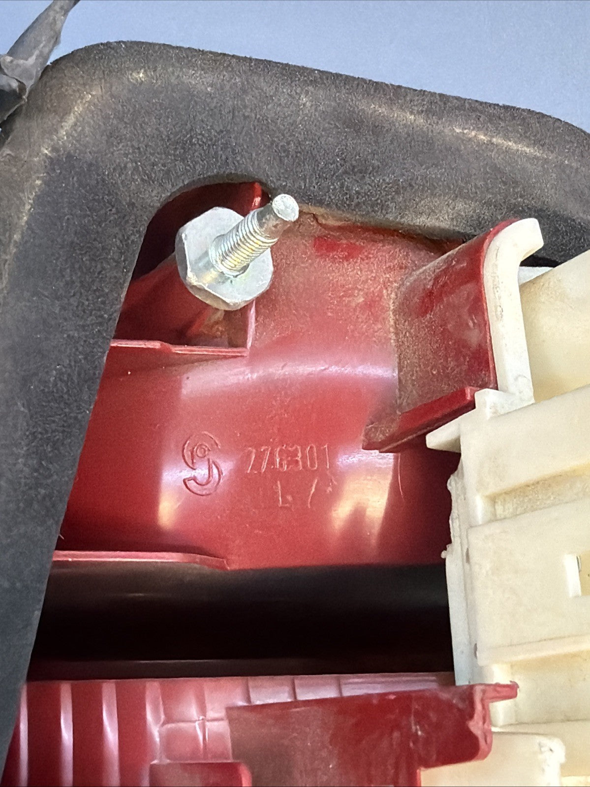 06–08 BMW 325i E90 Left Rear Tail Light OEM 7161955 DRIVERS SIDE PRE LCI NOT OEM