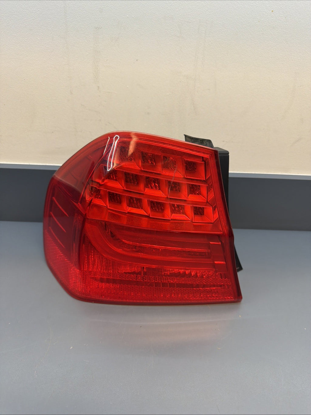 BMW 09-11 E90 LCI LEFT DRIVER SIDE REAR OUTER TAIL LIGHT OEM 7289429