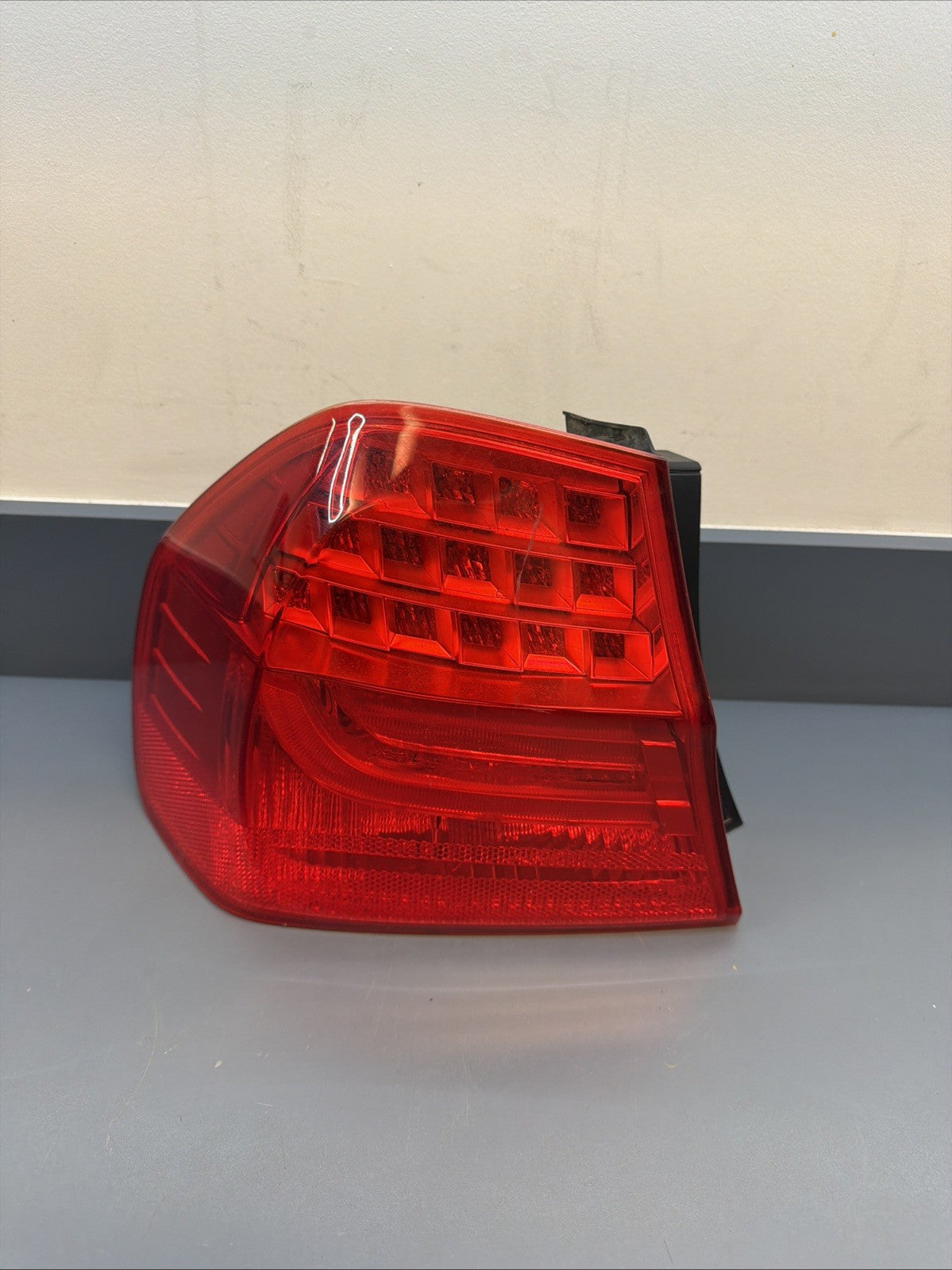BMW 09-11 E90 LCI LEFT DRIVER SIDE REAR OUTER TAIL LIGHT OEM 7289429