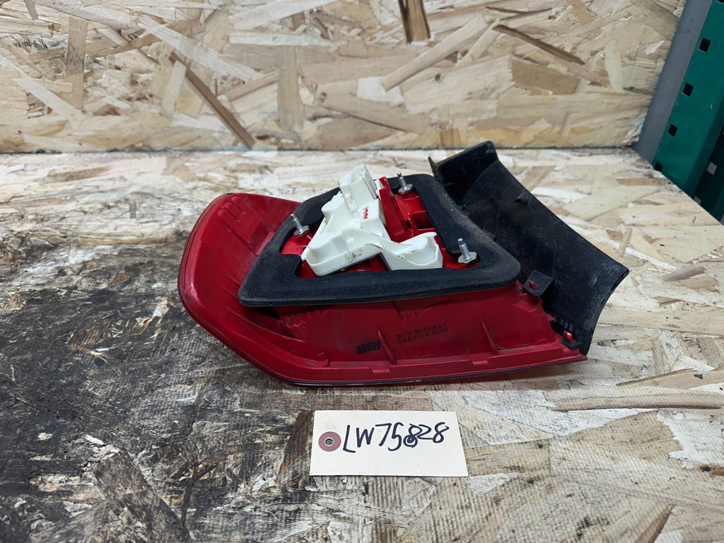 BMW 2005-2009 E90 REAR OUTER RIGHT PASSANGER SIDE TAIL LIGHT OEM 7161956