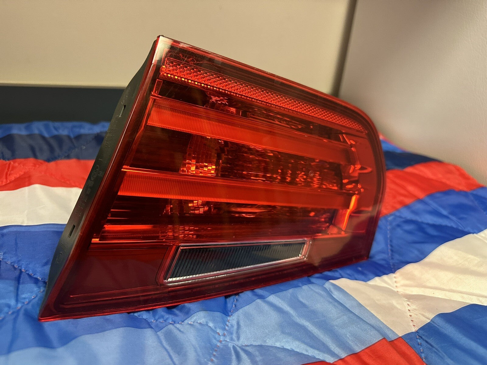 12-15 BMW 3 SERIES F30 F31 RIGHT SIDE INNER TRUNK LID MOUNTED TAILLIGHT OEM