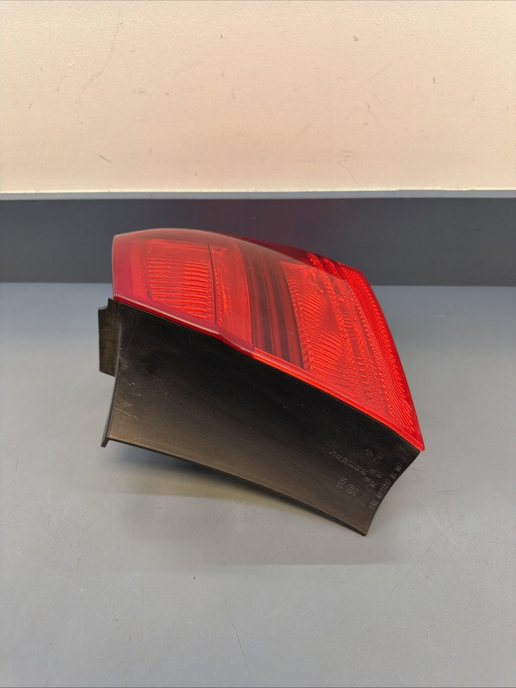 2006-2008 BMW E90 OUTTER PASSANGER PRE LCI TAIL LIGHT 7161956