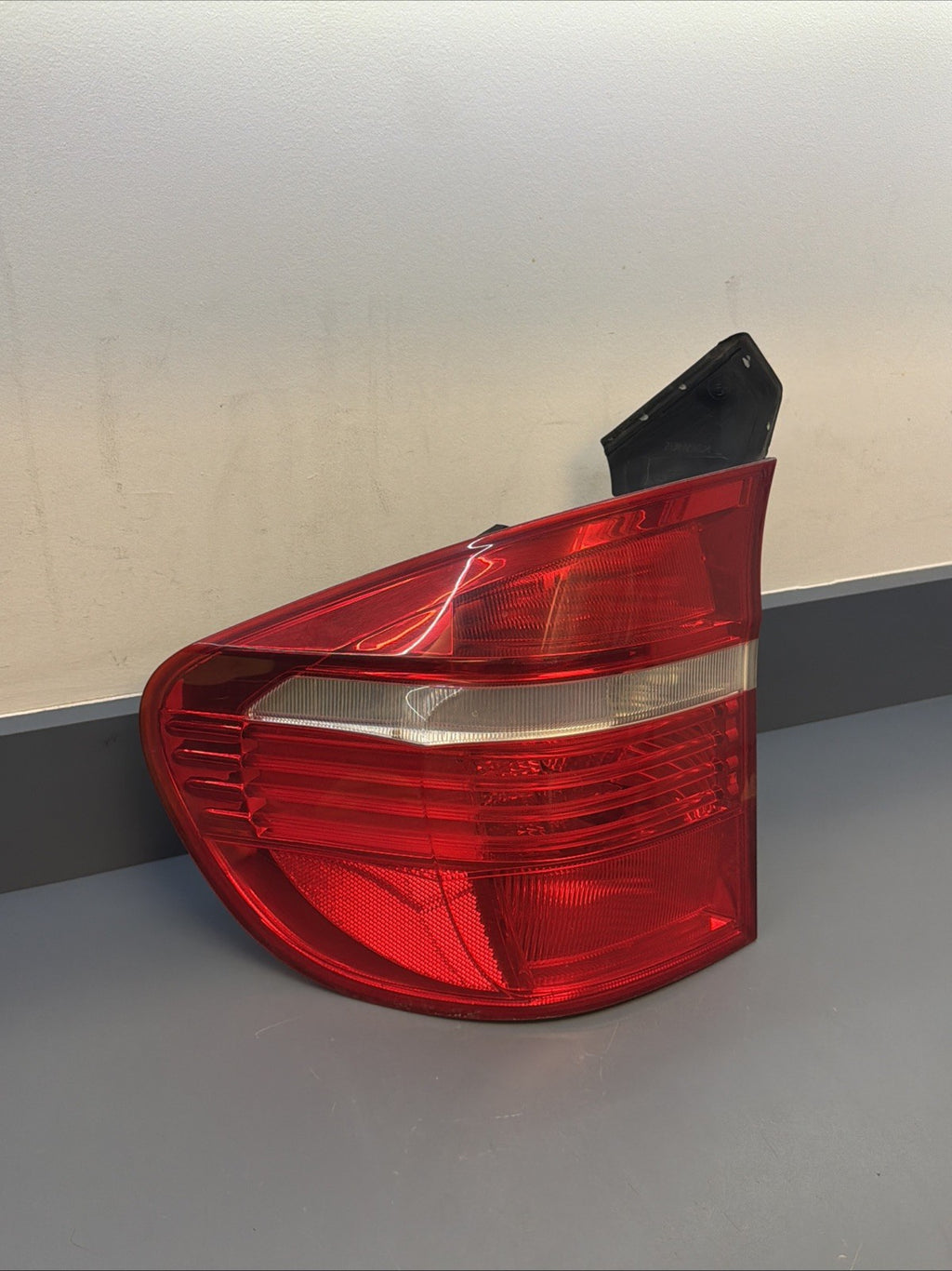 BMW E70 X5 LEFT REAR OUTER BRAKE TAIL LIGHT LAMP 7200819 OEM