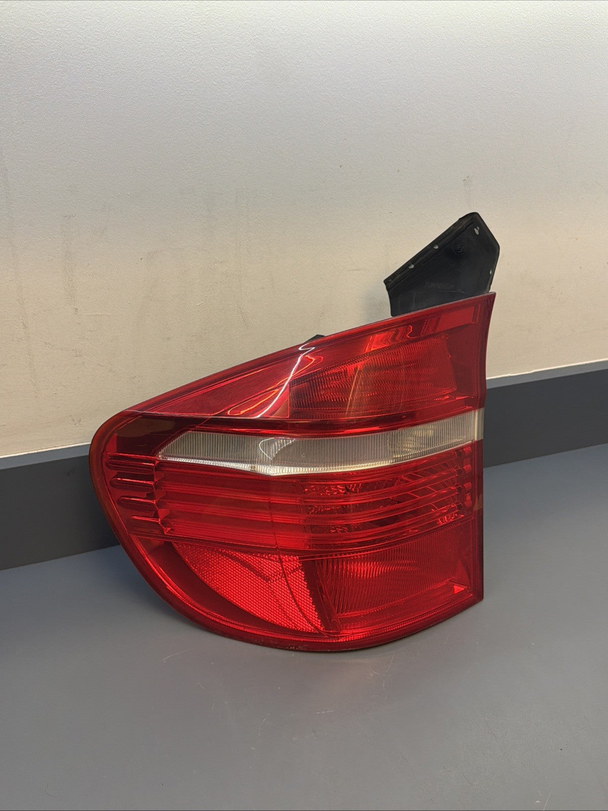 BMW E70 X5 LEFT REAR OUTER BRAKE TAIL LIGHT LAMP 7200819 OEM