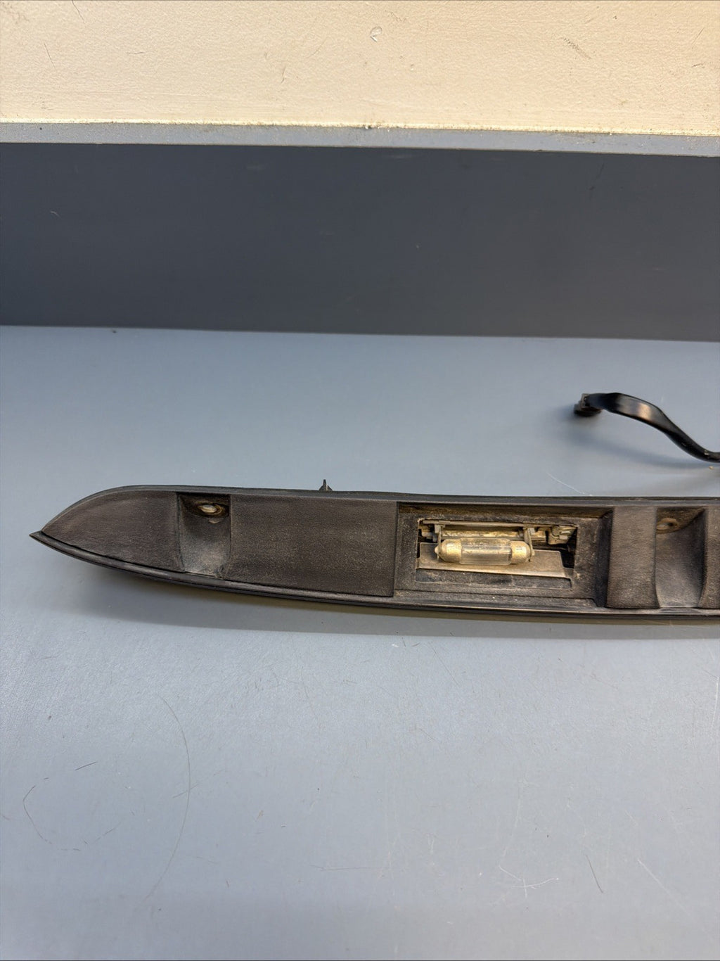 2000-2006 BMW 325 330 E46 Sedan REAR TRUNK LATCH HATCH TRIM HANDLE 0461700