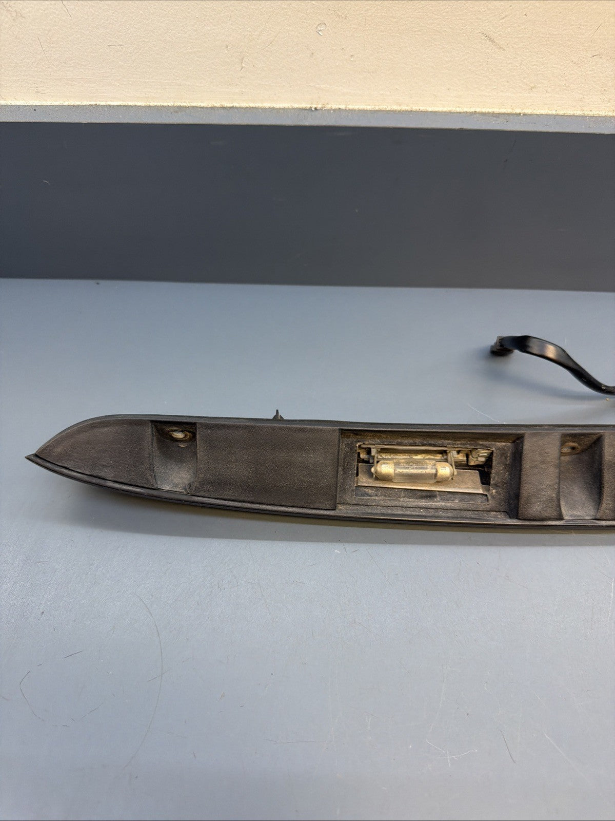 2000-2006 BMW 325 330 E46 Sedan REAR TRUNK LATCH HATCH TRIM HANDLE 0461700
