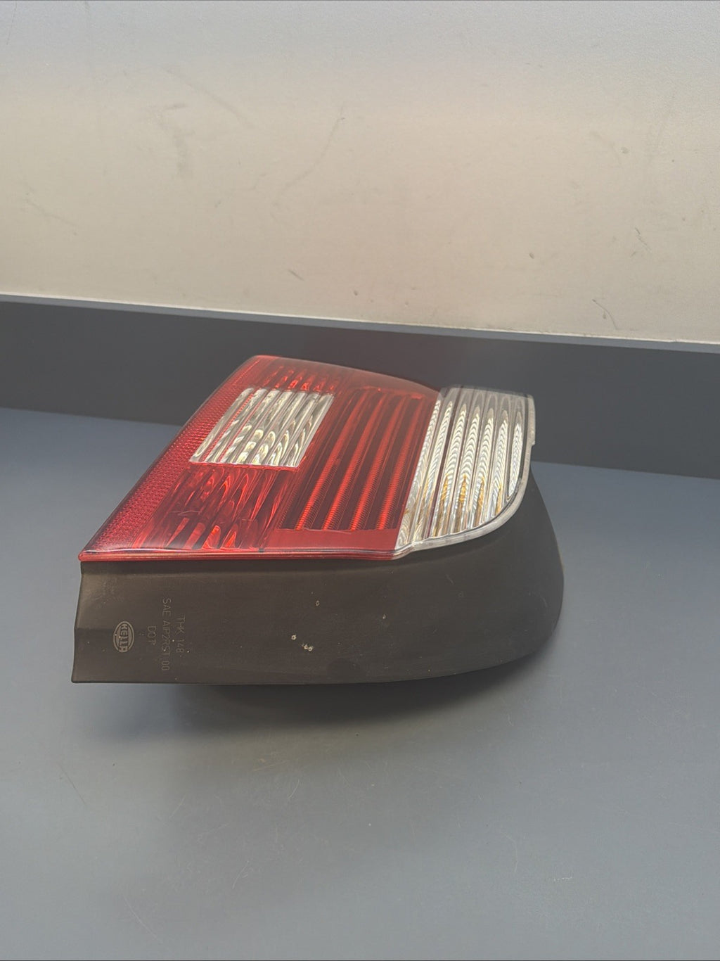01-03 BMW E39 525 530 540 Sedan Left Driver Side Tail Light Lamp HELLA 6902529