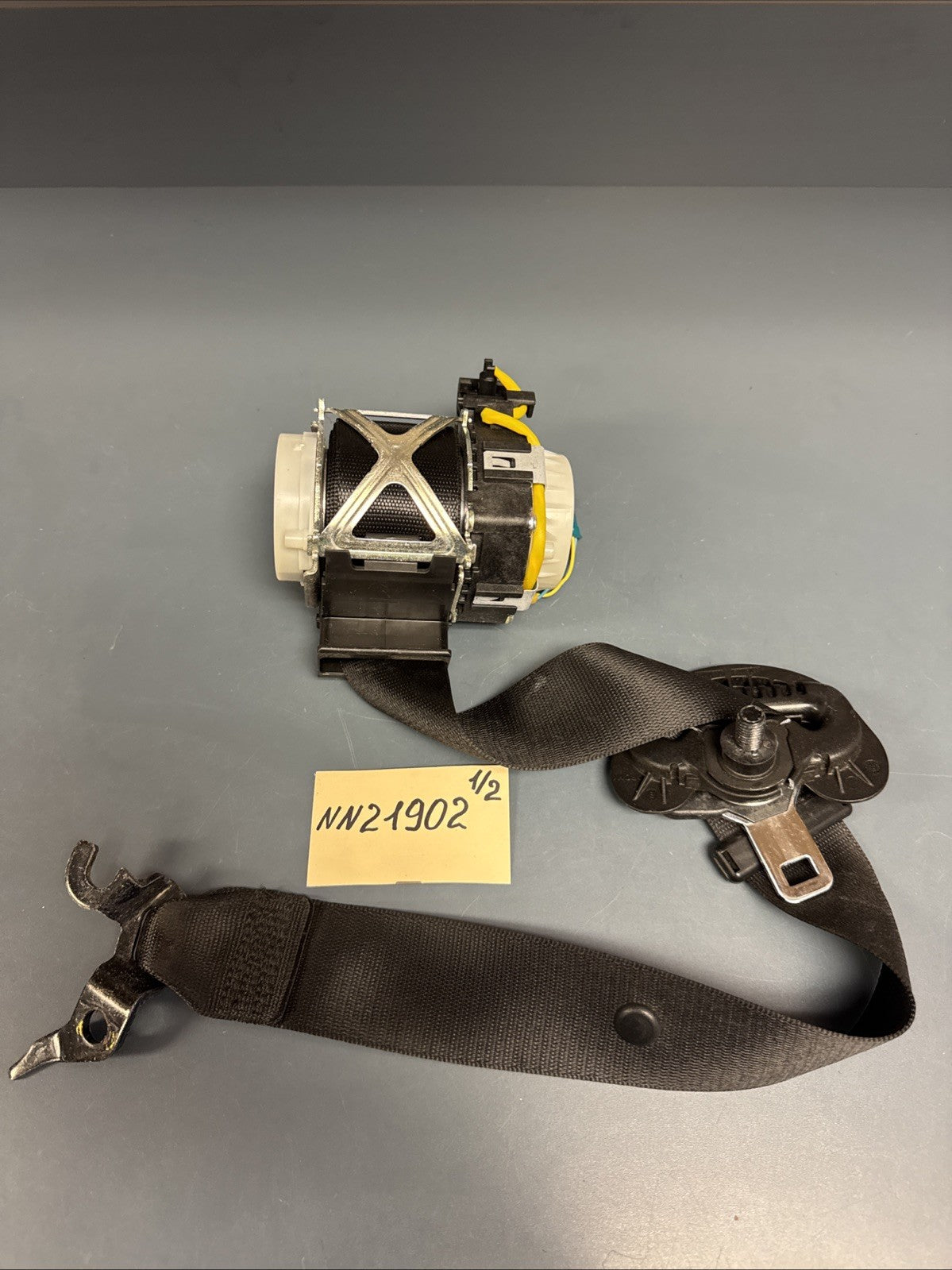 06-11 OEM BMW E90 E91 Front Right Passenger Seatbelt Retractor Black 6978732