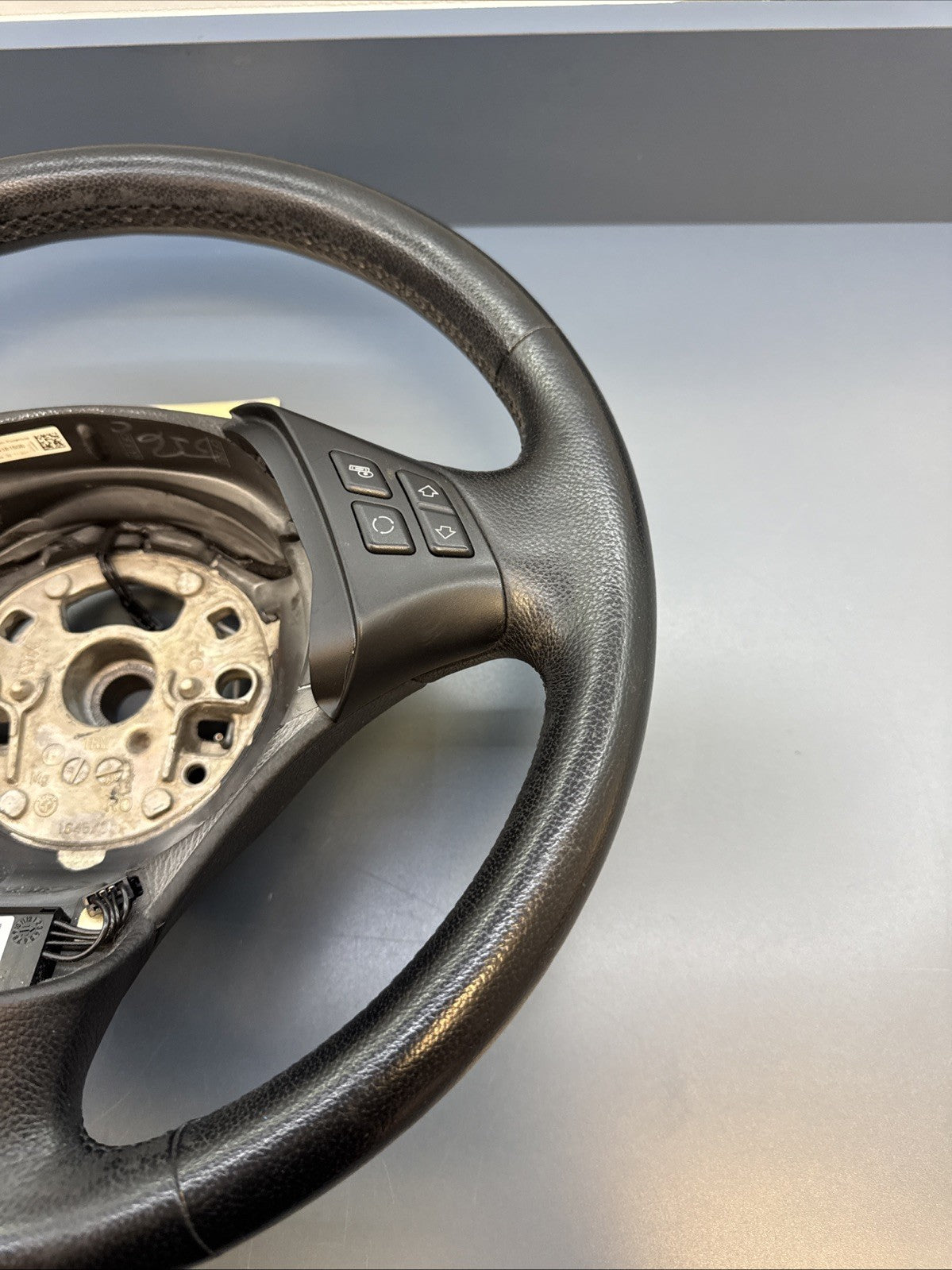 06-12 OEM BMW E90 E91 BASE Leather Steering Wheel Heated  Black 6795569