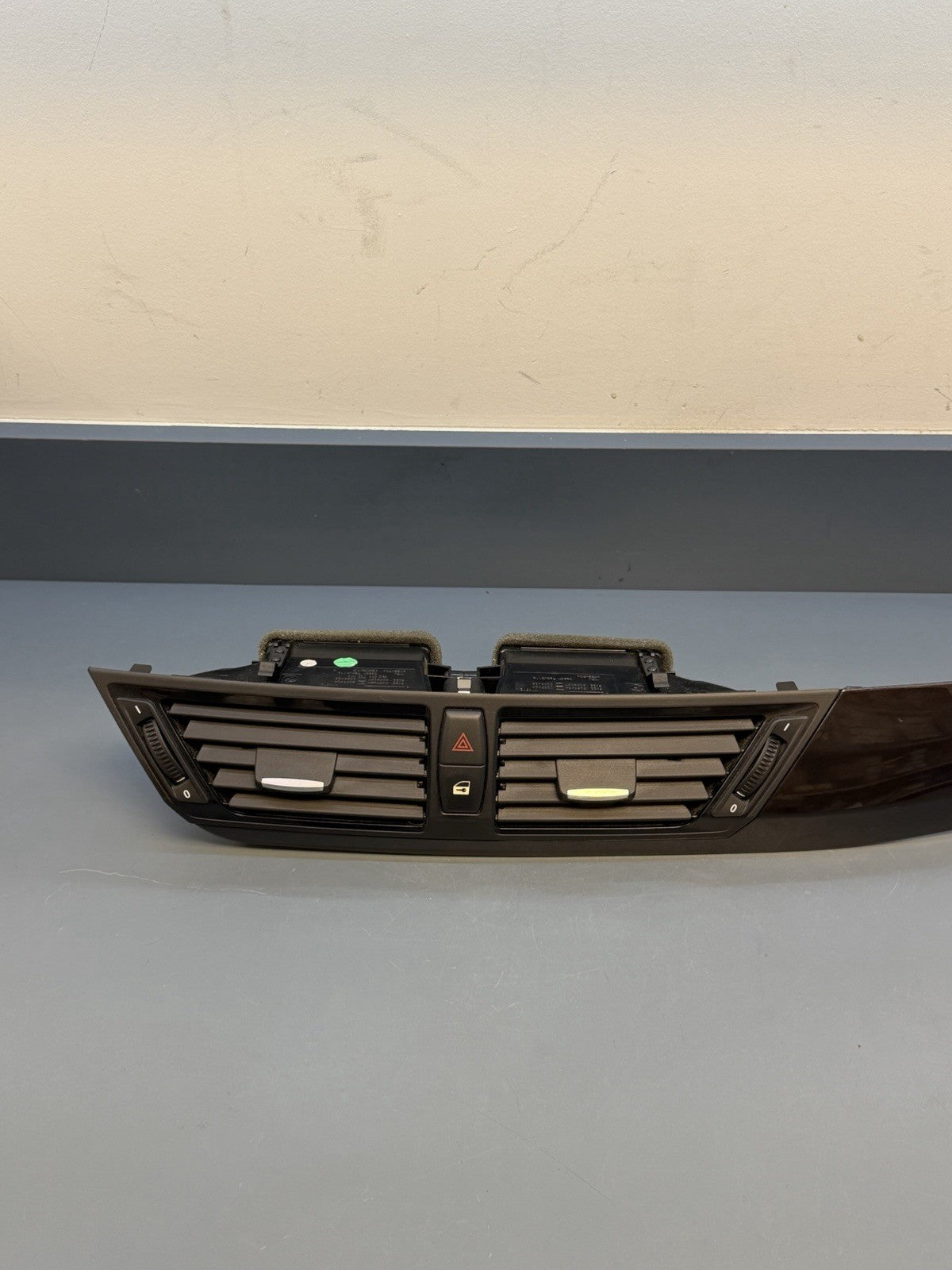 BMW 2010-2015 E84 X1 CENTER DASH AIR HEAT AC COOLER VENT GRILLE W TRIM 9258354