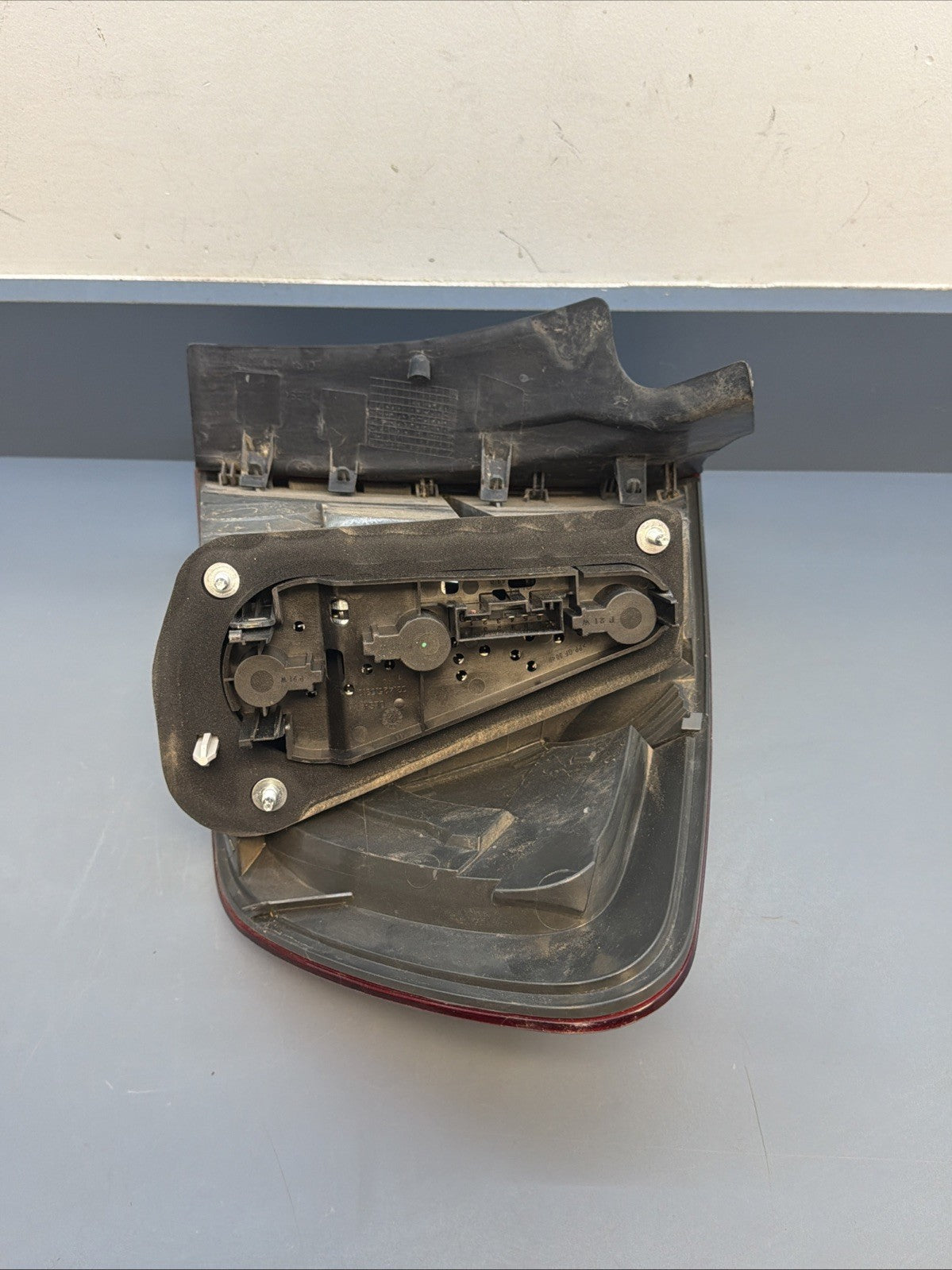 OEM 2012-2015 BMW X1 LH REAR LEFT DRIVERS TAIL LIGHT ASSEMBLY 2990111