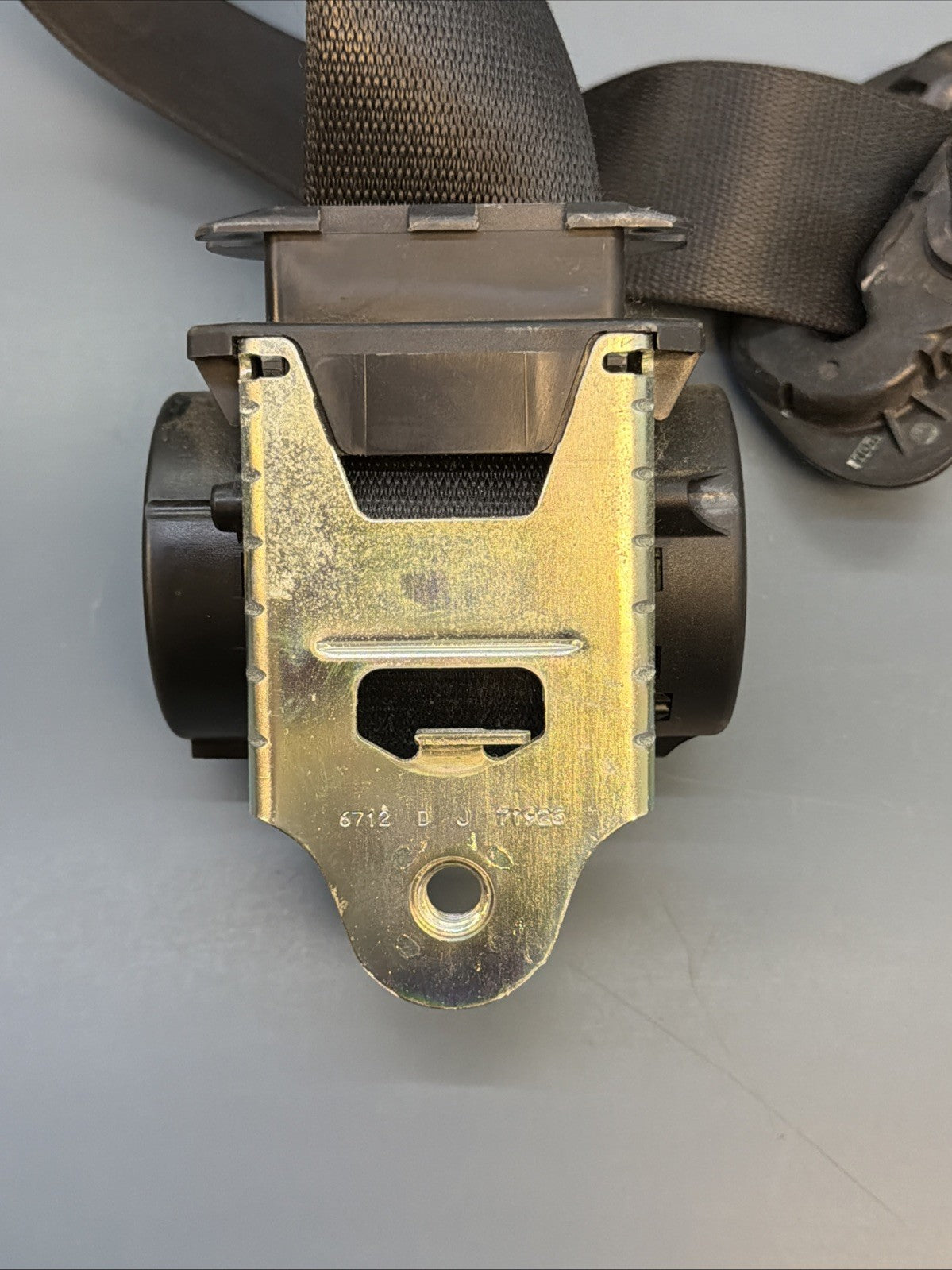 2004-2010 BMW 528xi Seat Belt Assembly Front Left Side 601629800D OEM