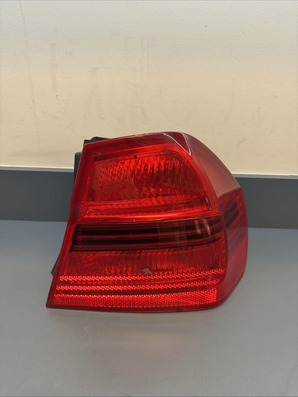 2006-2008 BMW E90 OUTTER PASSANGER PRE LCI TAIL LIGHT 7161956
