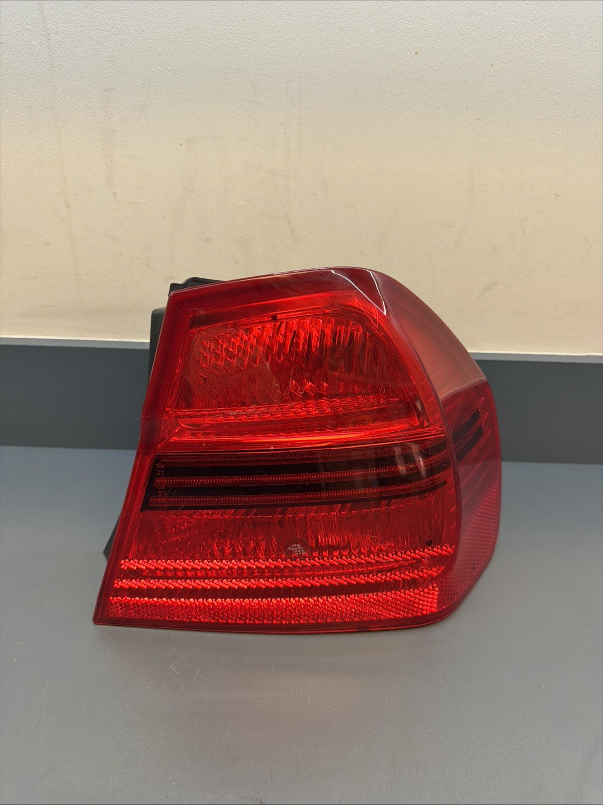 2006-2008 BMW E90 OUTTER PASSANGER PRE LCI TAIL LIGHT 7161956