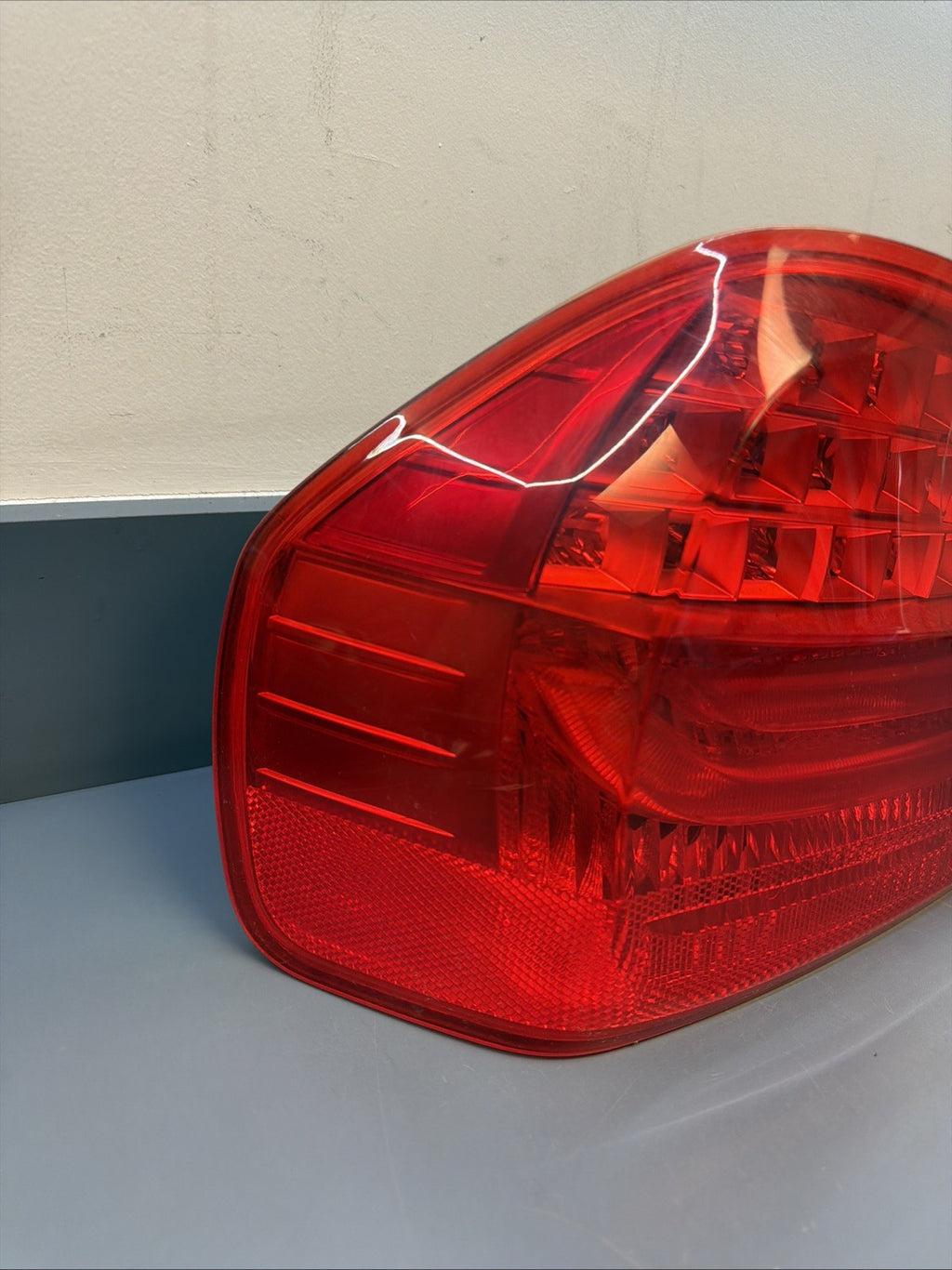 BMW 09-11 E90 LCI LEFT DRIVER SIDE REAR OUTER TAIL LIGHT OEM 7289429