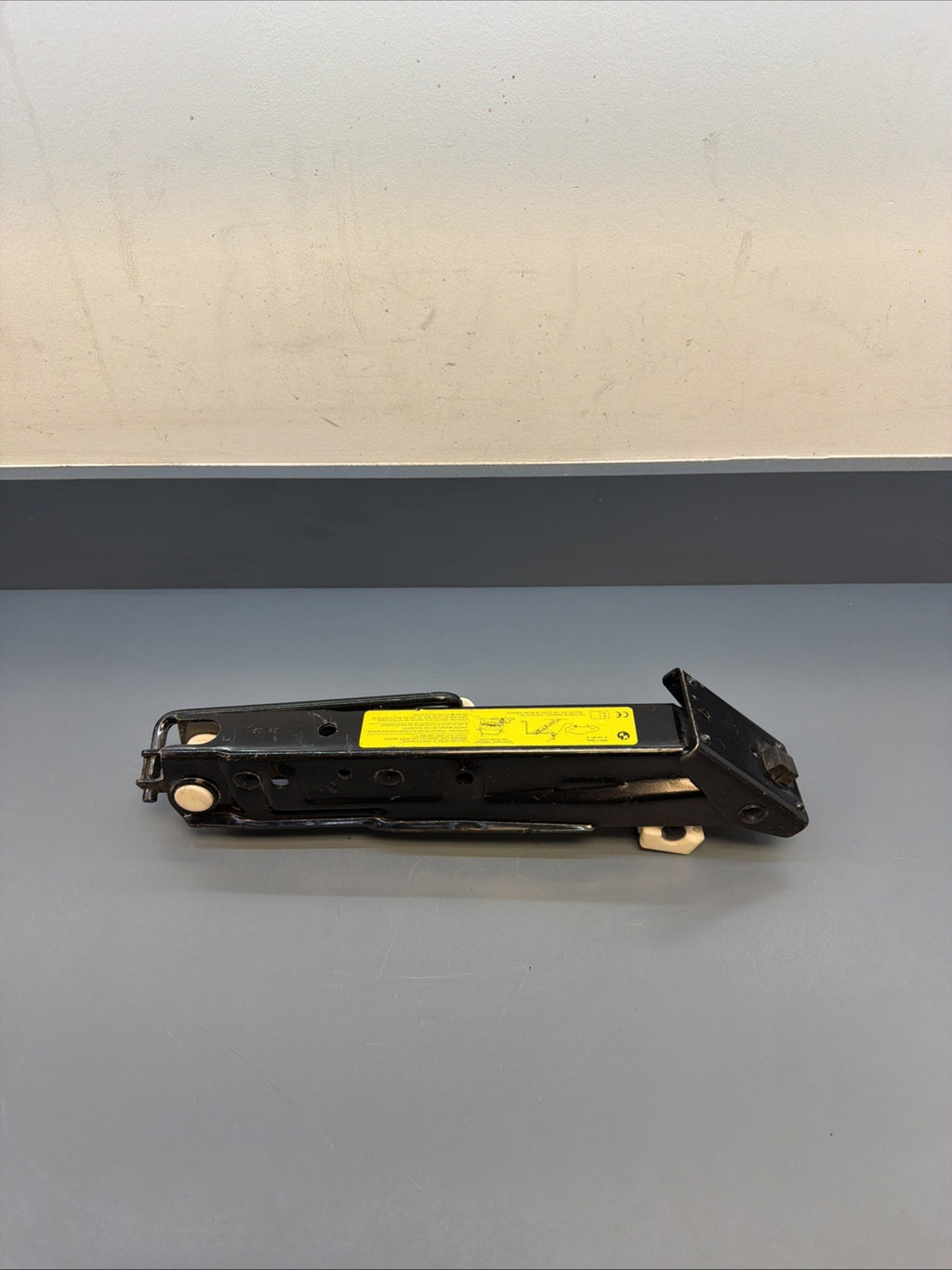 04-10 BMW E60 BMW 550I 525i 530 I 650i SPARE TIRE JACK CAR LIFT OEM 6766621