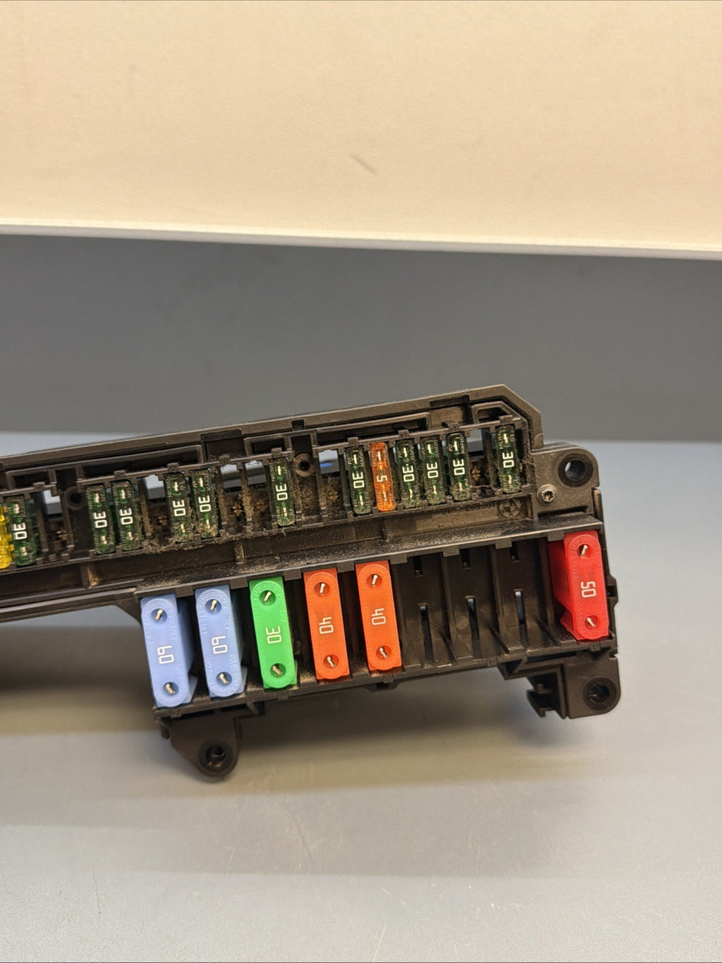 2009 BMW E60 535i PASSENGER SIDE CABIN FUSE BOX RELAY OEM USED TESTED 6957330