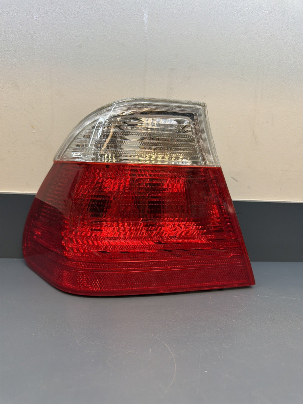 99-01 BMW 3 E46 Tail Light DRIVER SIDE Red & Clear 4D AFTERMARKET BM024-U2002