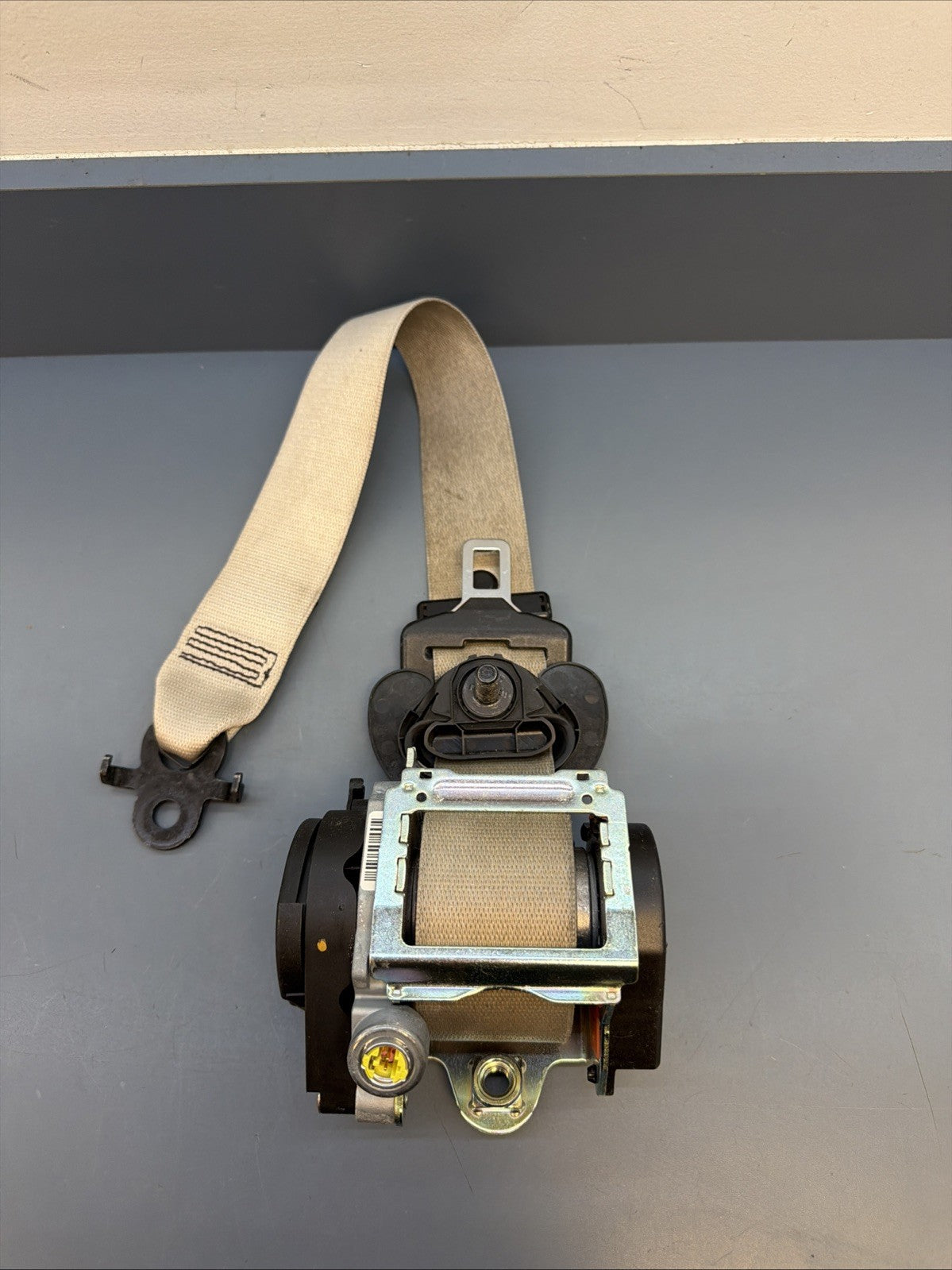 2011 - 2016 BMW 550I F10 OEM FRONT RIGHT SEAT BELT RETRACTOR | Beige 618120800