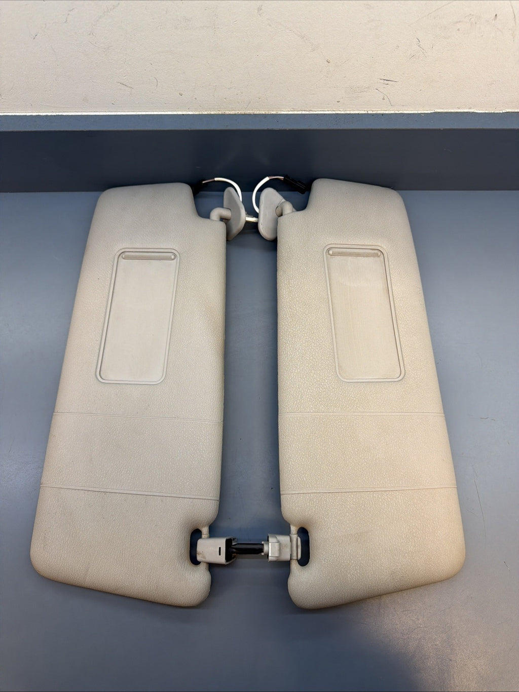 07-10 BMW X3 E83 SUN VISOR PAIR 8373575 GRAY
