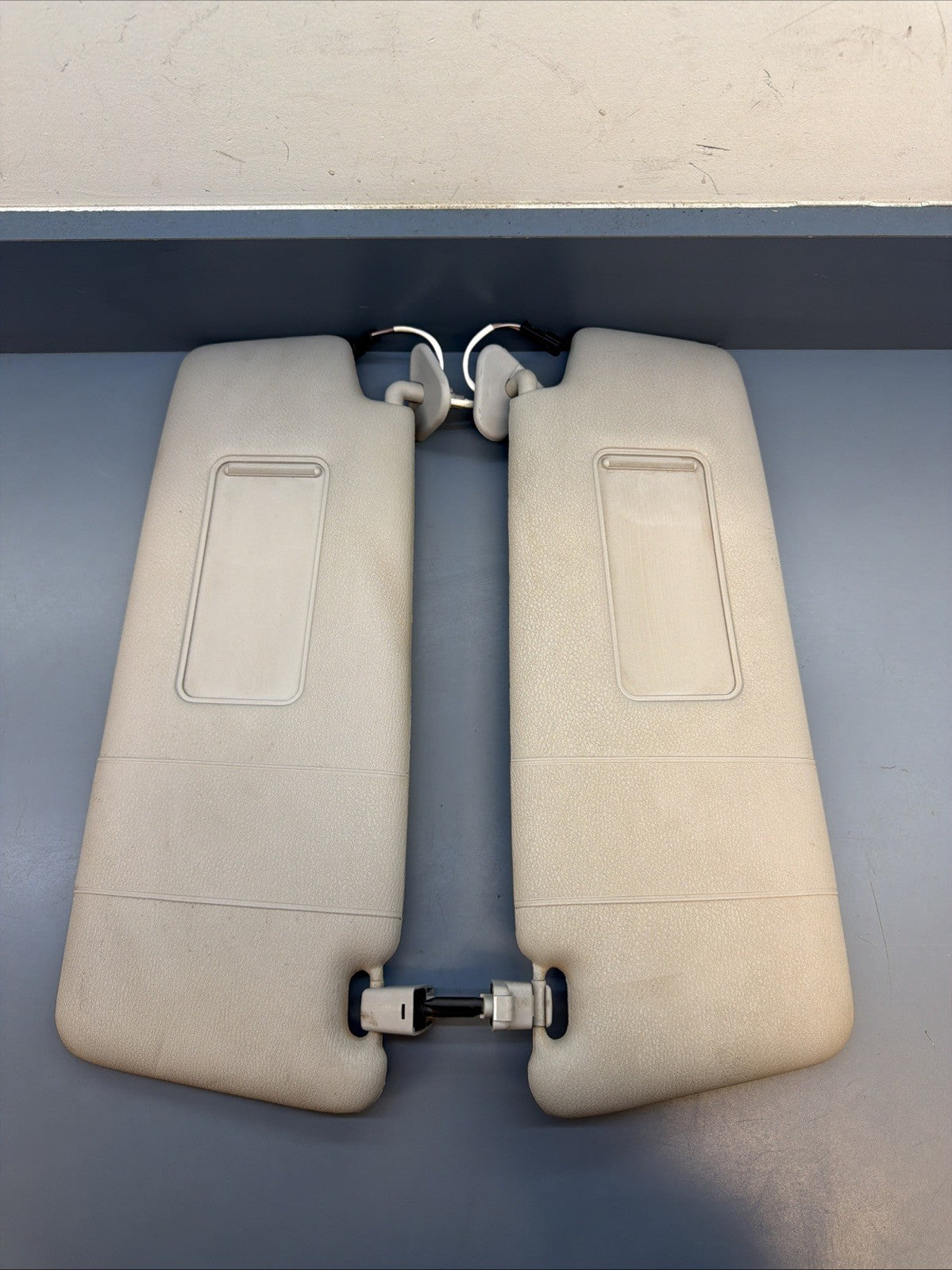 07-10 BMW X3 E83 SUN VISOR PAIR 8373575 GRAY
