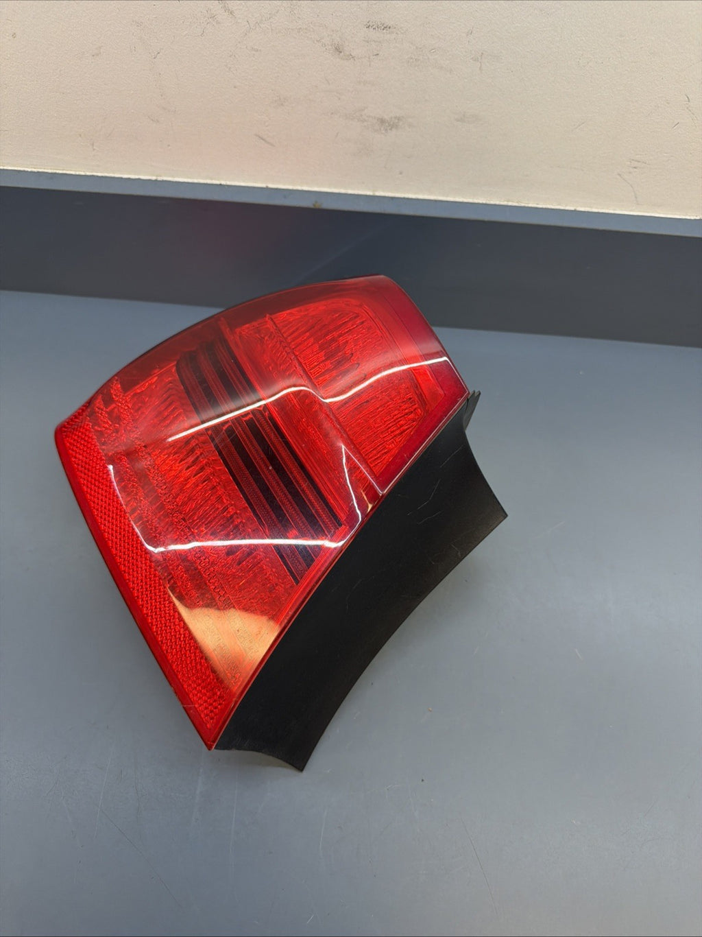 2006-2008 BMW E90 OUTTER PASSANGER PRE LCI TAIL LIGHT 7161956
