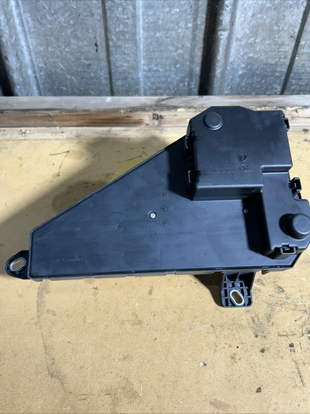04-10 BMW E60 E63 E64 M5 M6 REAR POWER DISTRIBUTION RELAY FUSE BOX 6906619