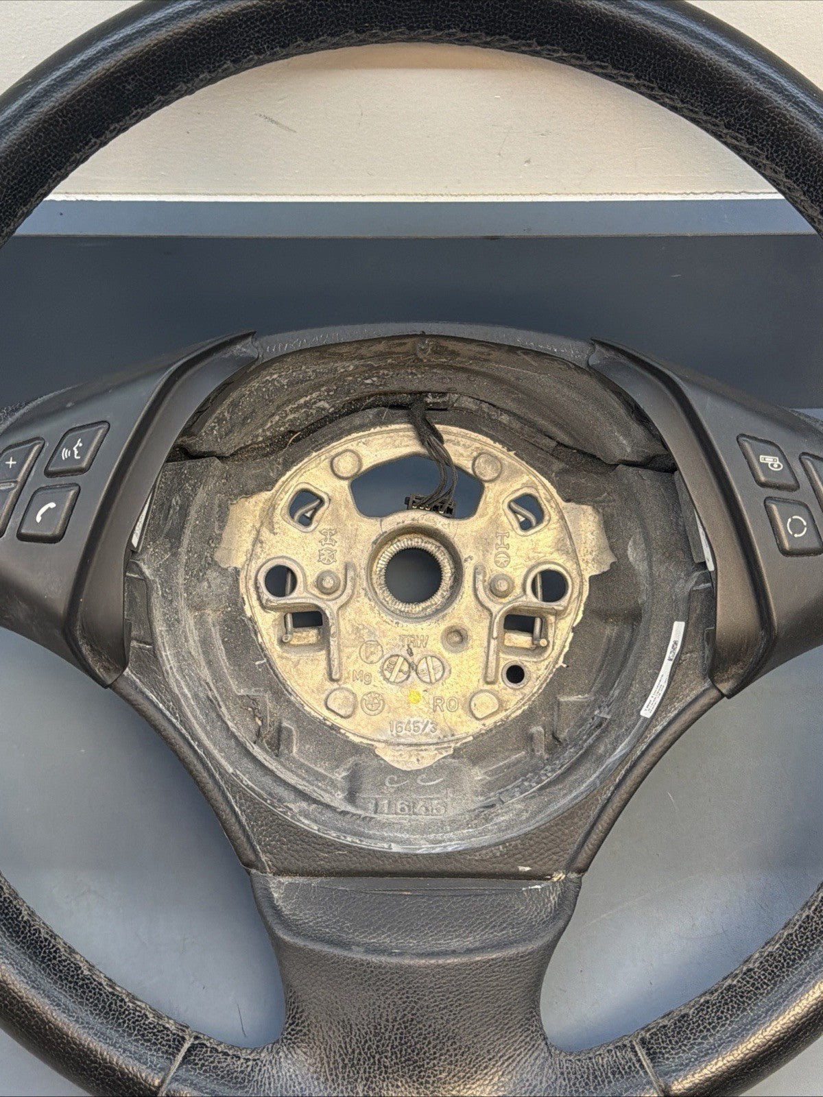 2006–2011 BMW 325i E90 STEERING WHEEL W/ CONTROL SWITCHES OEM 6959893-01 6764547