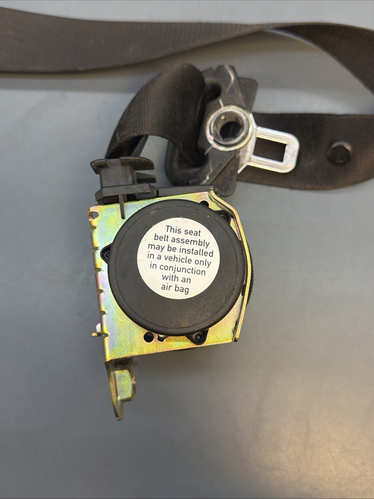 2001-2005 BMW 325I 325XI FRONT LEFT DRIVER SEAT BELT RETRACTOR 7009857 OEM