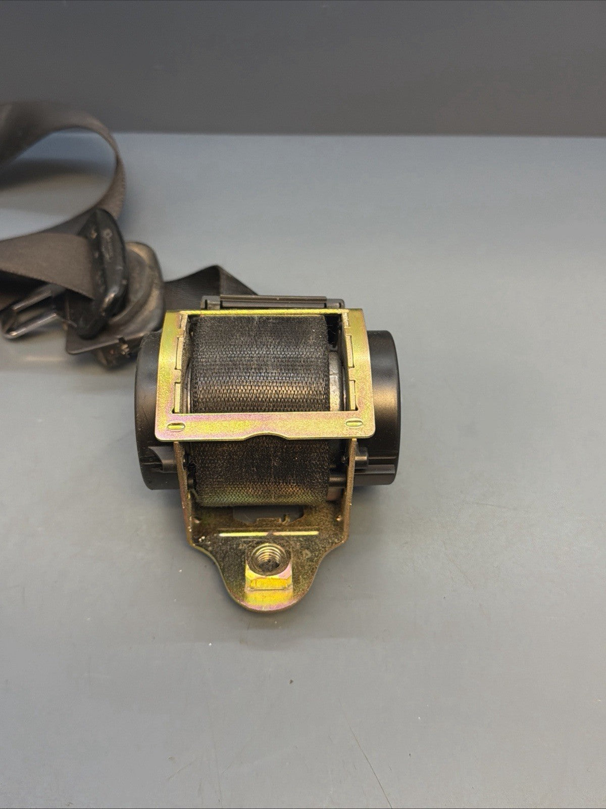 2001-2005 BMW 325I 325XI FRONT LEFT DRIVER SEAT BELT RETRACTOR 7009857 OEM