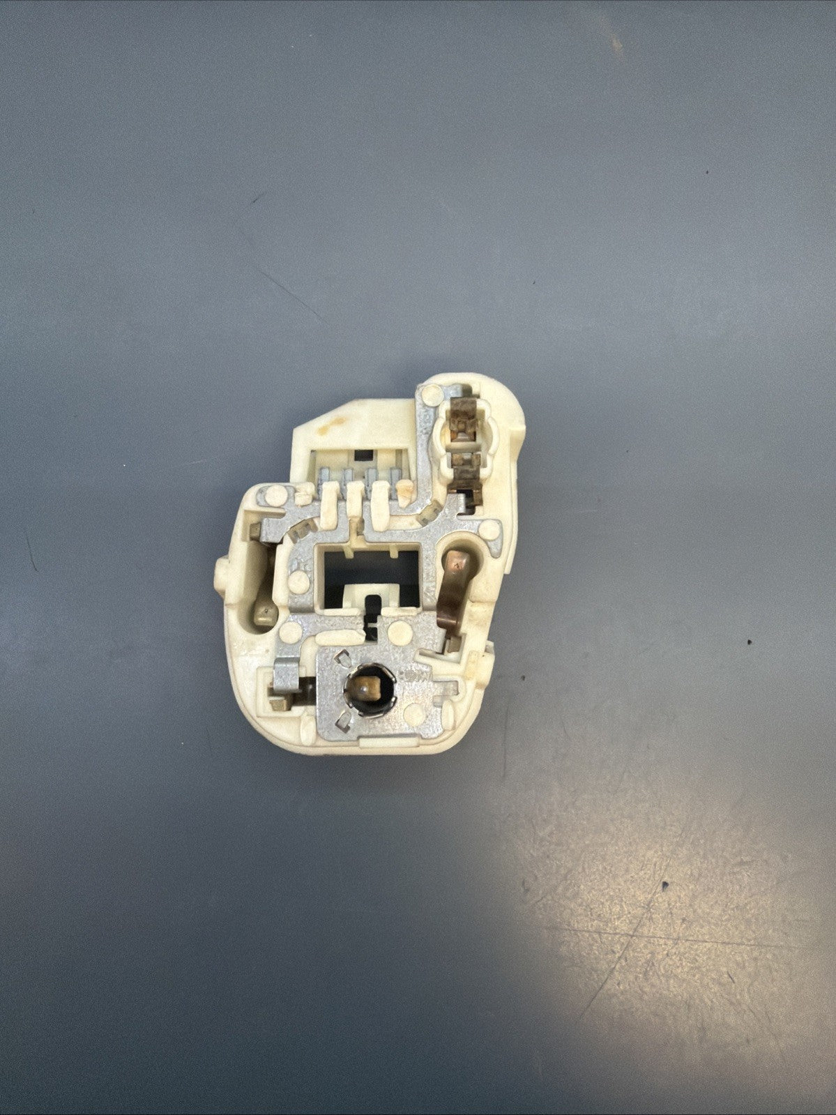 09-11 BMW E90 SEDAN 328i 335i TAIL LIGHT LAMP SOCKET INNER RIGHT REAR 7211212
