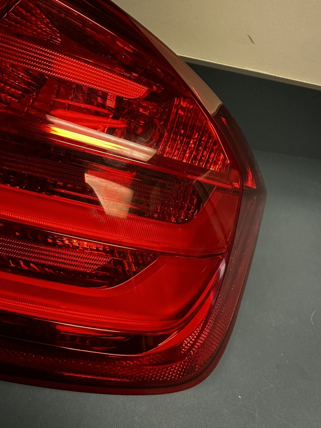 12-16 BMW F30 REAR RIGHT SIDE TRUNK OUTER STOP TAILLIGHT TAILLAMP OEM 7259896