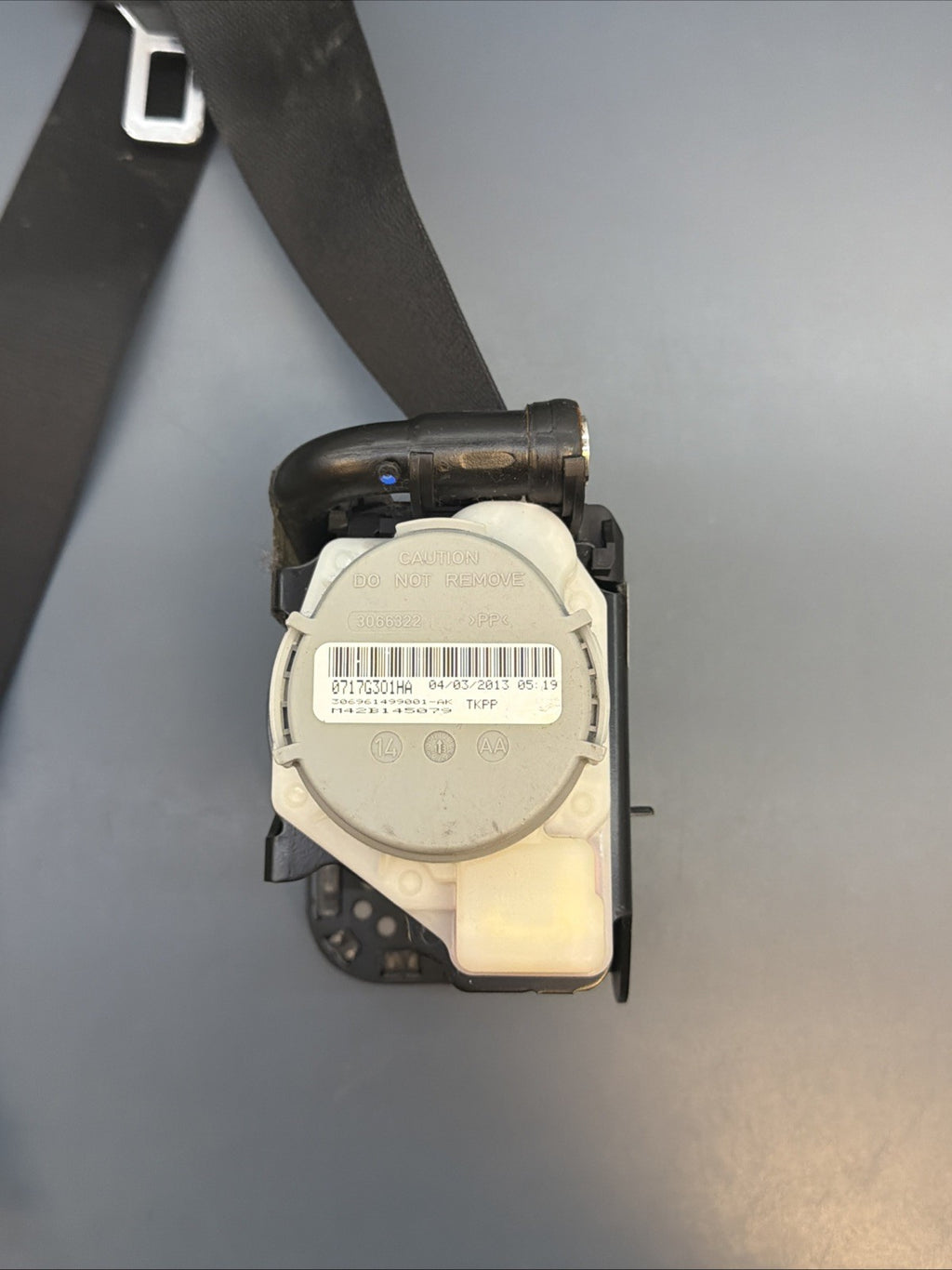 2014 BMW X3 FRONT LEFT DRIVER SIDE SEAT BELT RETRACTOR OEM