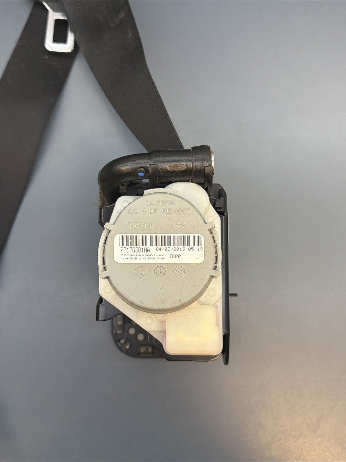 2014 BMW X3 FRONT LEFT DRIVER SIDE SEAT BELT RETRACTOR OEM