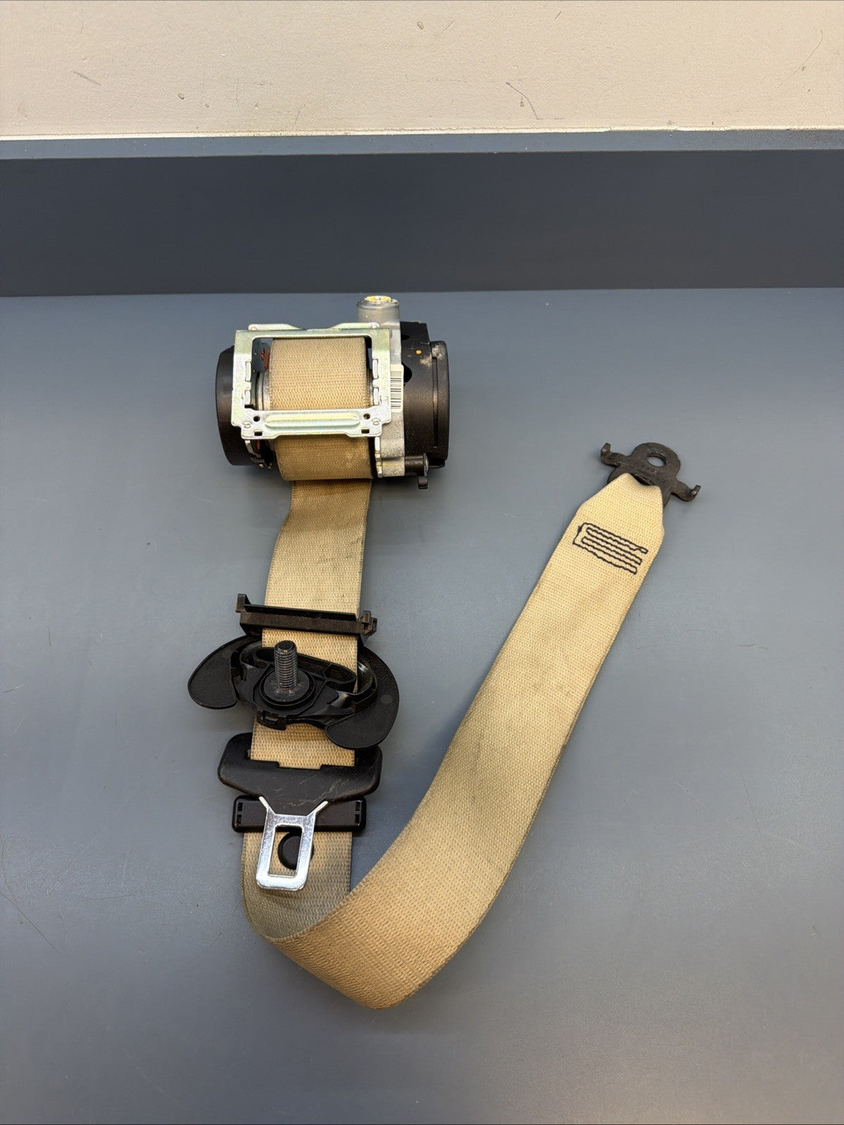 BMW 10-17 F10 5 SERIES FRONT RIGHT PASSENGER SEAT BELT RETARCTOR BEIGE 618120800