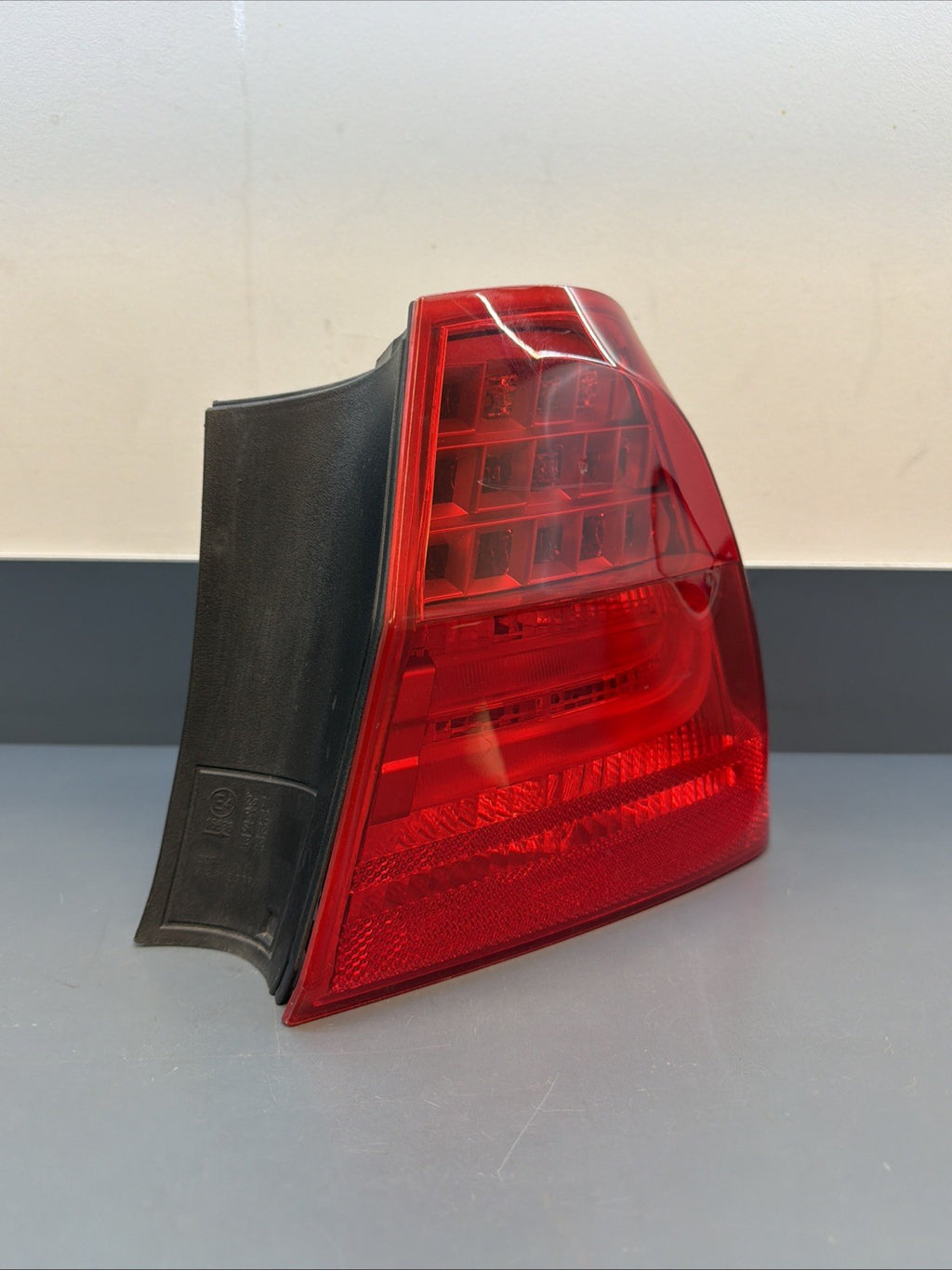 BMW E90 LCI 09-11 TYC TAIL LIGHT RT PASSNAGER SIDE OUTTER LIGHT 111167790