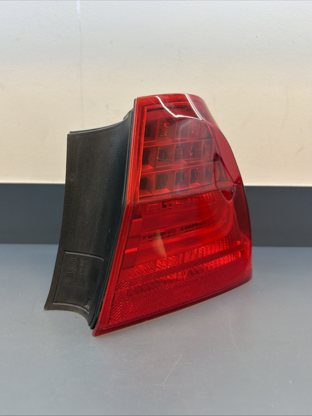 BMW E90 LCI 09-11 TYC TAIL LIGHT RT PASSNAGER SIDE OUTTER LIGHT 111167790