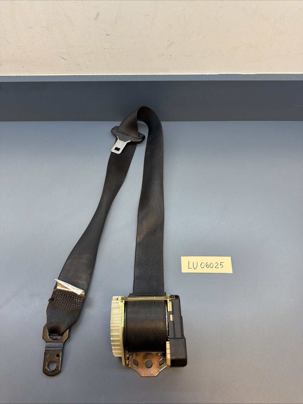 2003 - 2008 BMW Z4 E85 LEFT DRIVER SIDE SEATBELT SEAT BELT RETRACTOR OEM 7016875