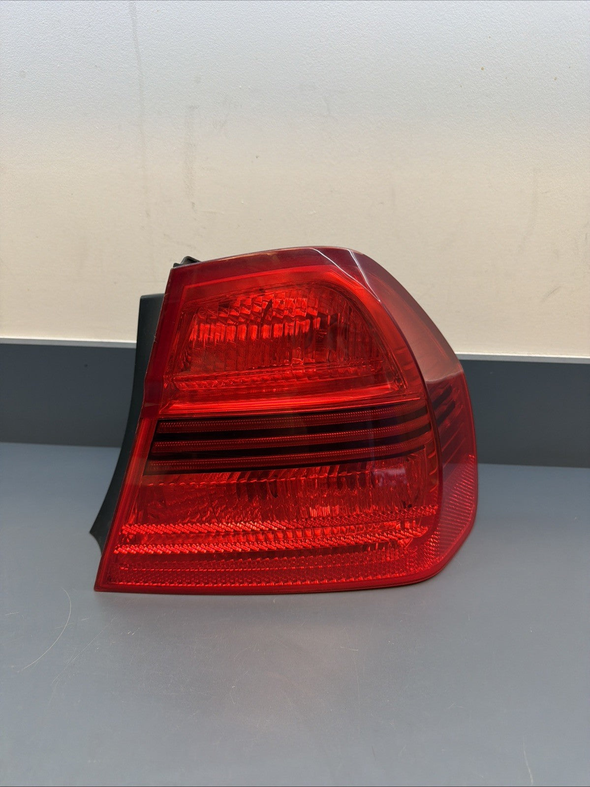 2006-2006 BMW E90 OUTTER PASSANGER PRE LCI TAIL LIGHT 7161956