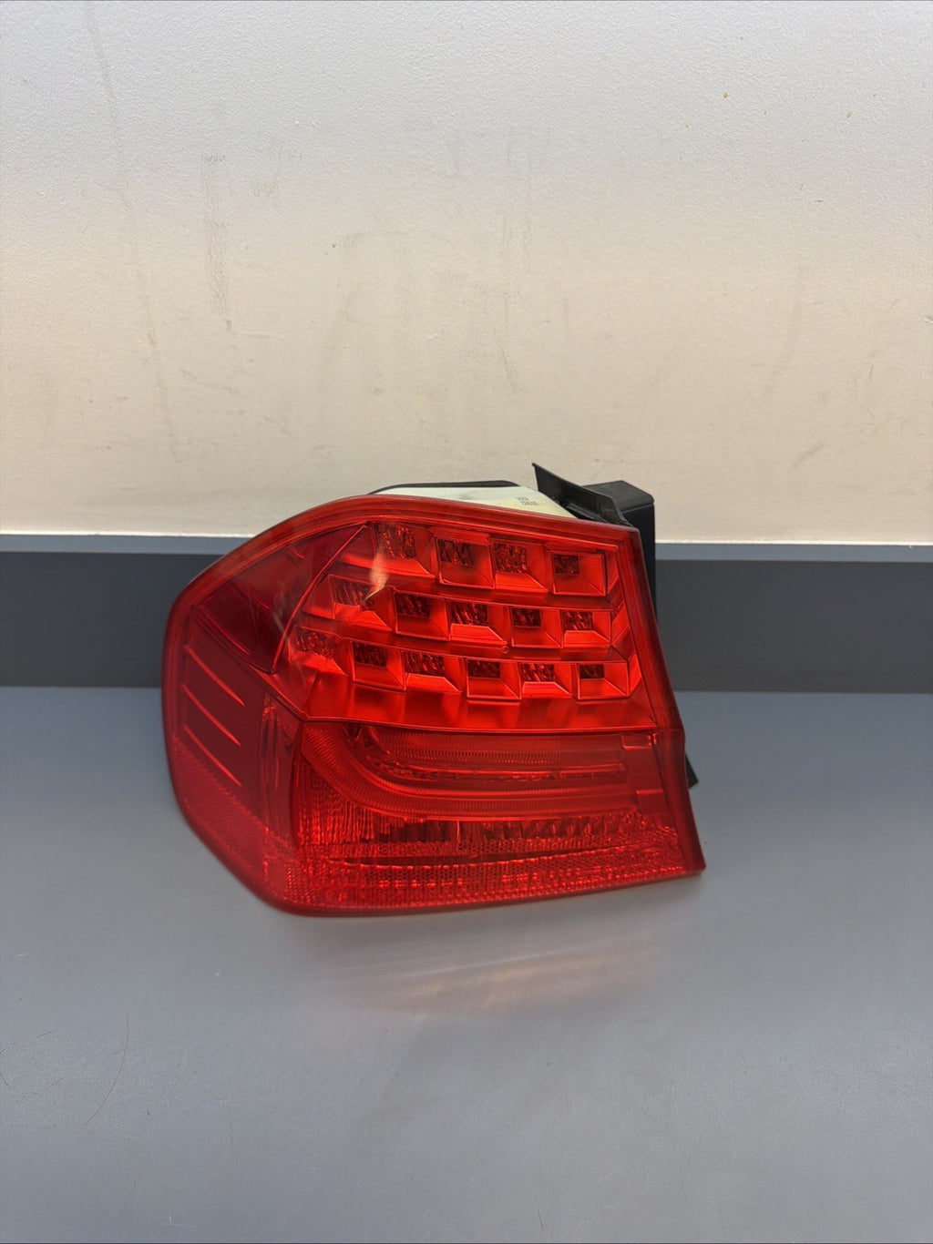 09-11 BMW E90 3 SERIES 328i 335i REAR LEFT DRIVER SIDE OUTER TAIL LIGHT 4871735