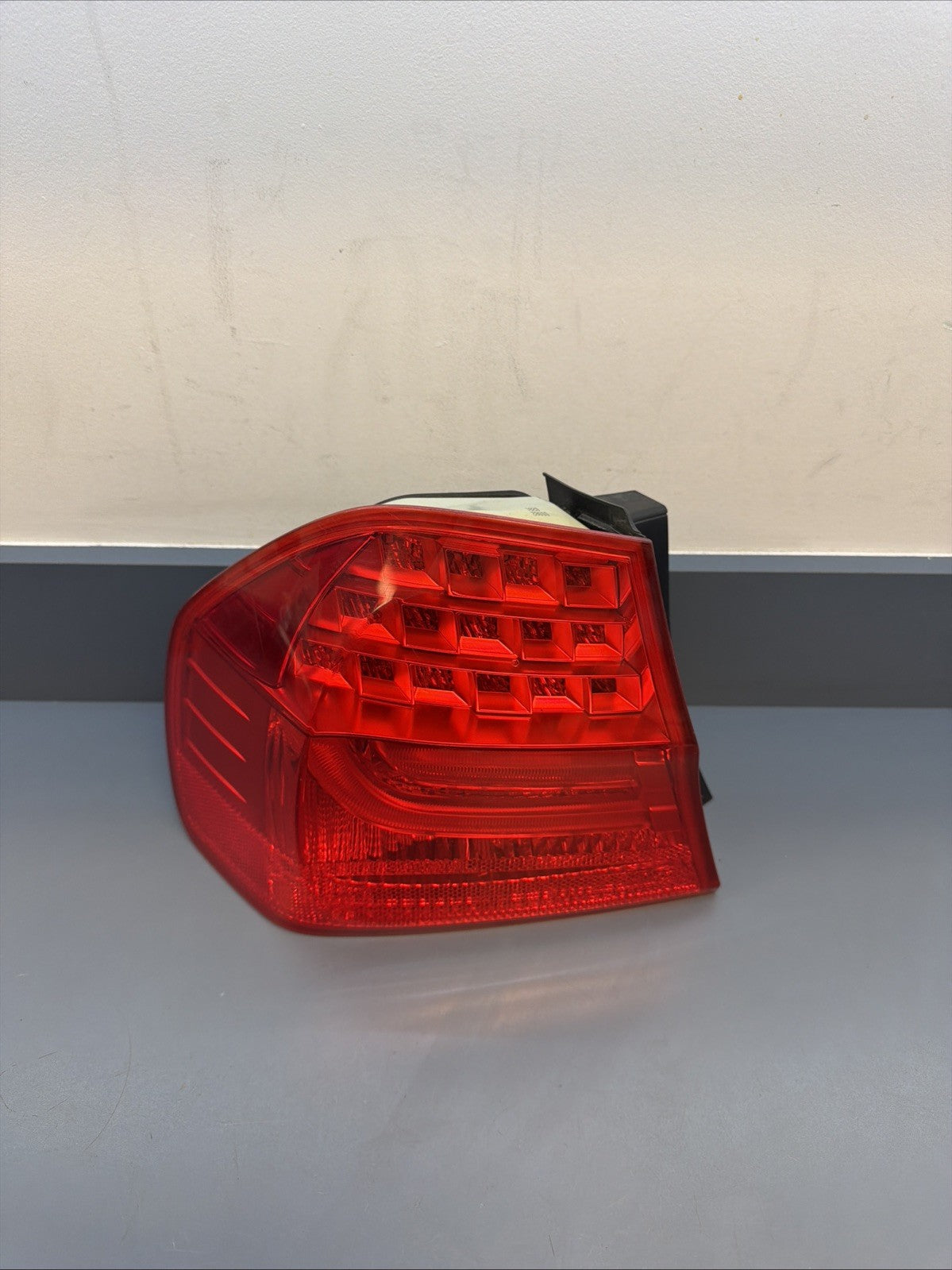 09-11 BMW E90 3 SERIES 328i 335i REAR LEFT DRIVER SIDE OUTER TAIL LIGHT 4871735