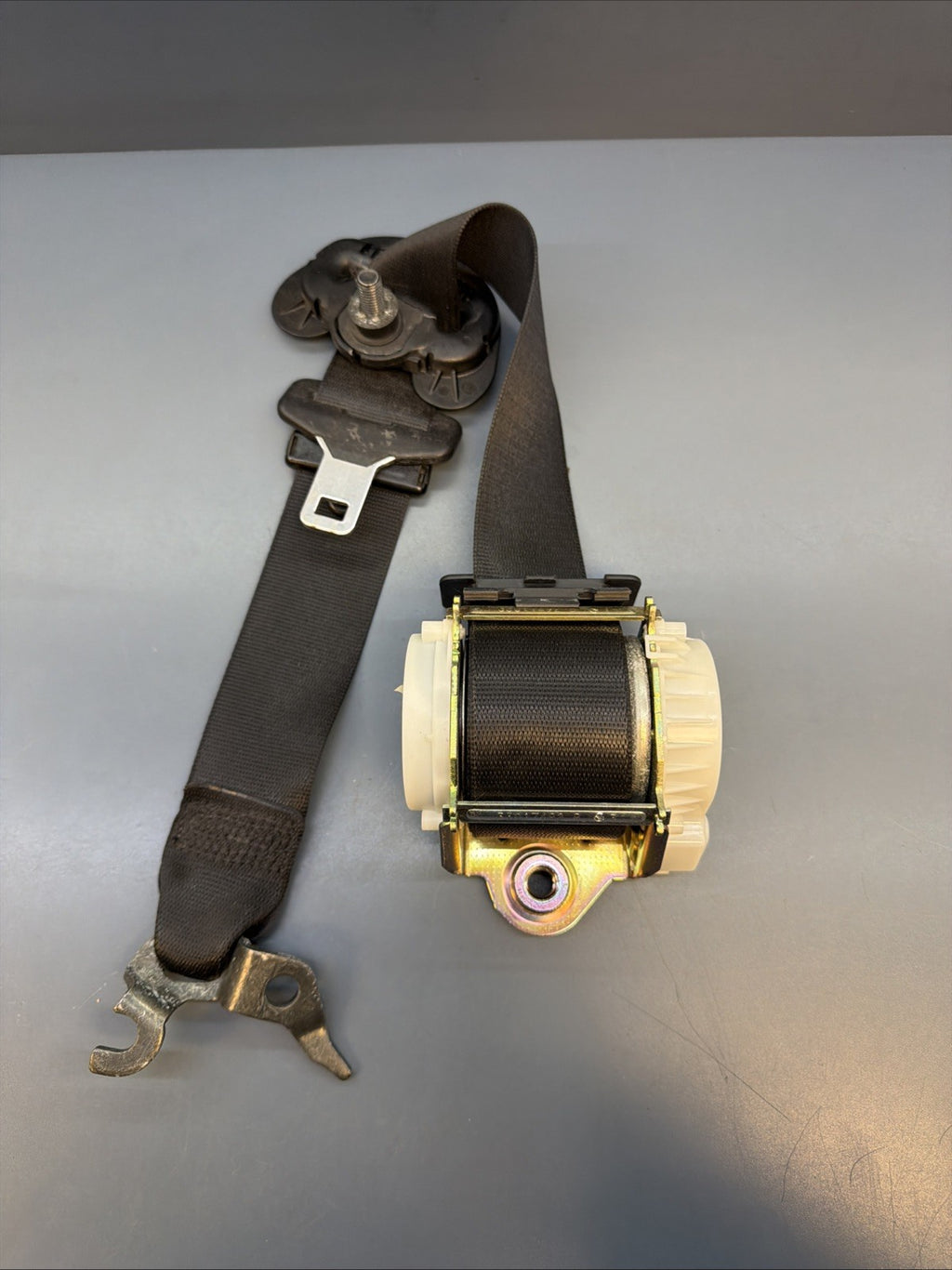 BMW 2005-2009 E90 FRONT RIGHT DRIVER SEAT BELT OEM 33017492