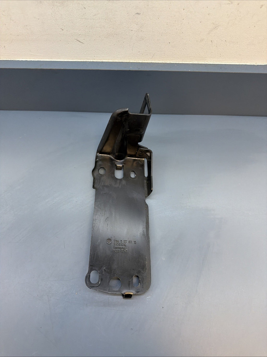 07-13 BMW 335i E90 E91 E92 E93 Front Left Lower Radiator Bracket OEM 7117811