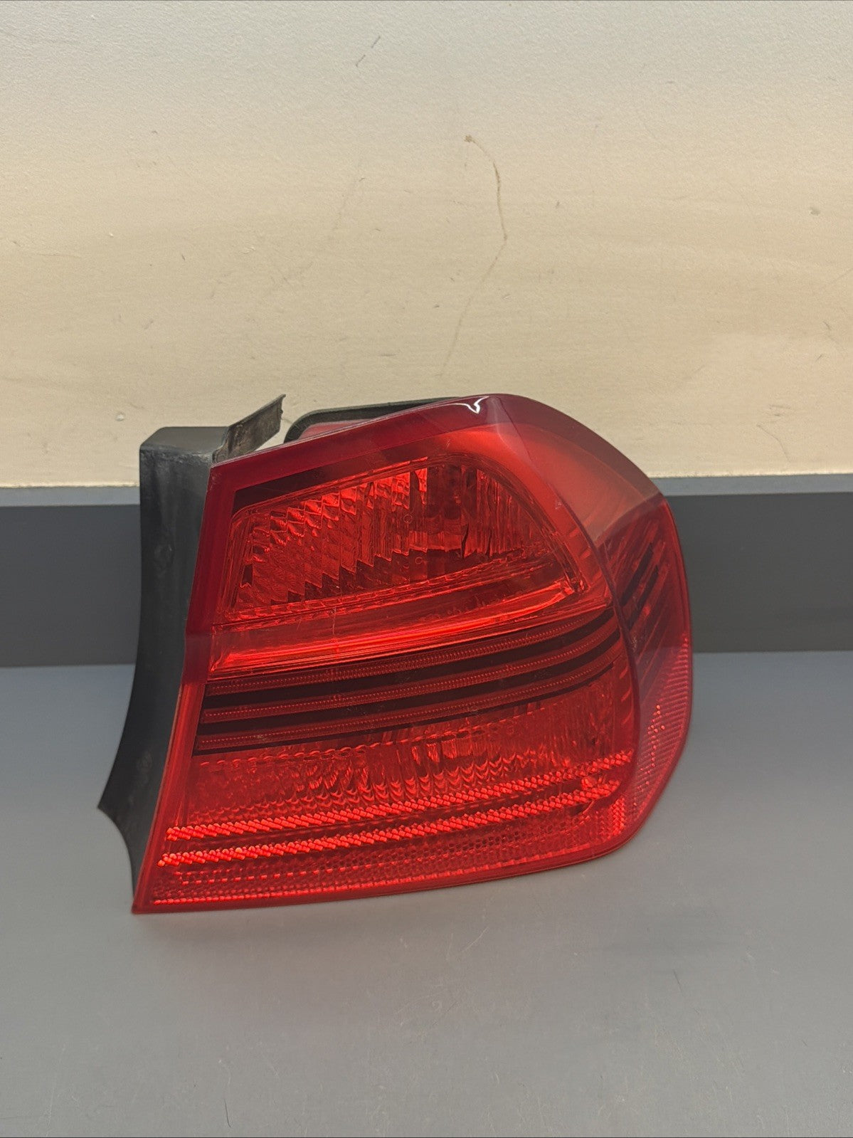 2006-2008 BMW E90 OUTTER PASSANGER PRE LCI TAIL LIGHT 7161956