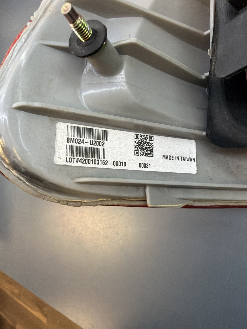 99-01 BMW 3 E46 Tail Light PASSANGER SIDE Red & Clear 4D AFTERMARKET BM024-U2002