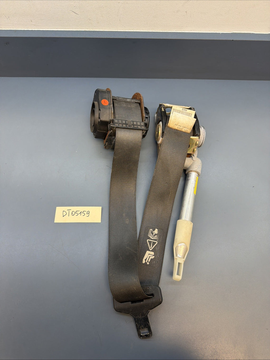 BMW E65 E66 7 series FRONT LEFT LOWER PRETENSIONER BELT BUCKLE TENSIONER
