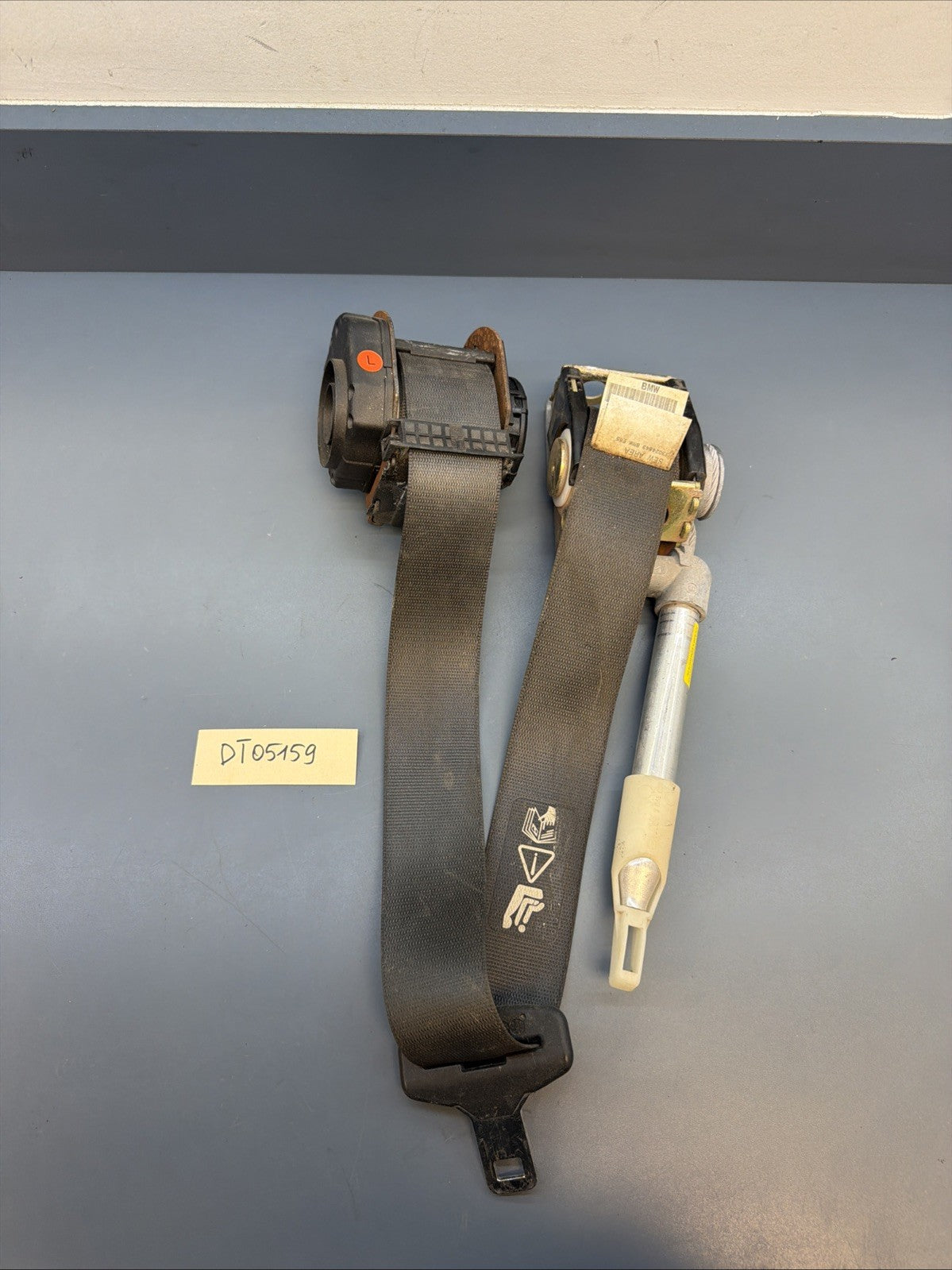BMW E65 E66 7 series FRONT LEFT LOWER PRETENSIONER BELT BUCKLE TENSIONER