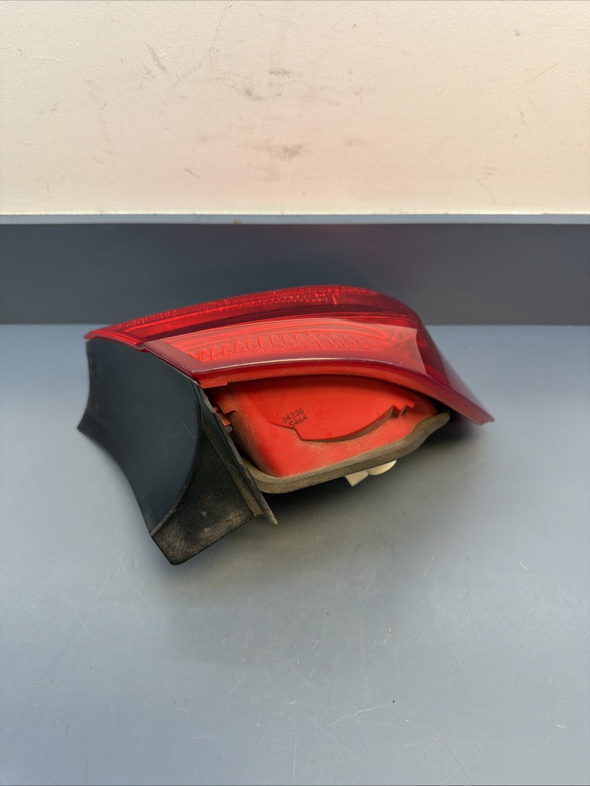 2006-2008 BMW E90 OUTTER PASSANGER PRE LCI TAIL LIGHT 7161956