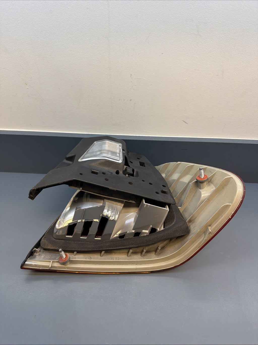 99-01 BMW 325I E46 TAIL LIGHT TAILLIGHT LEFT DRIVER SIDE 8364921