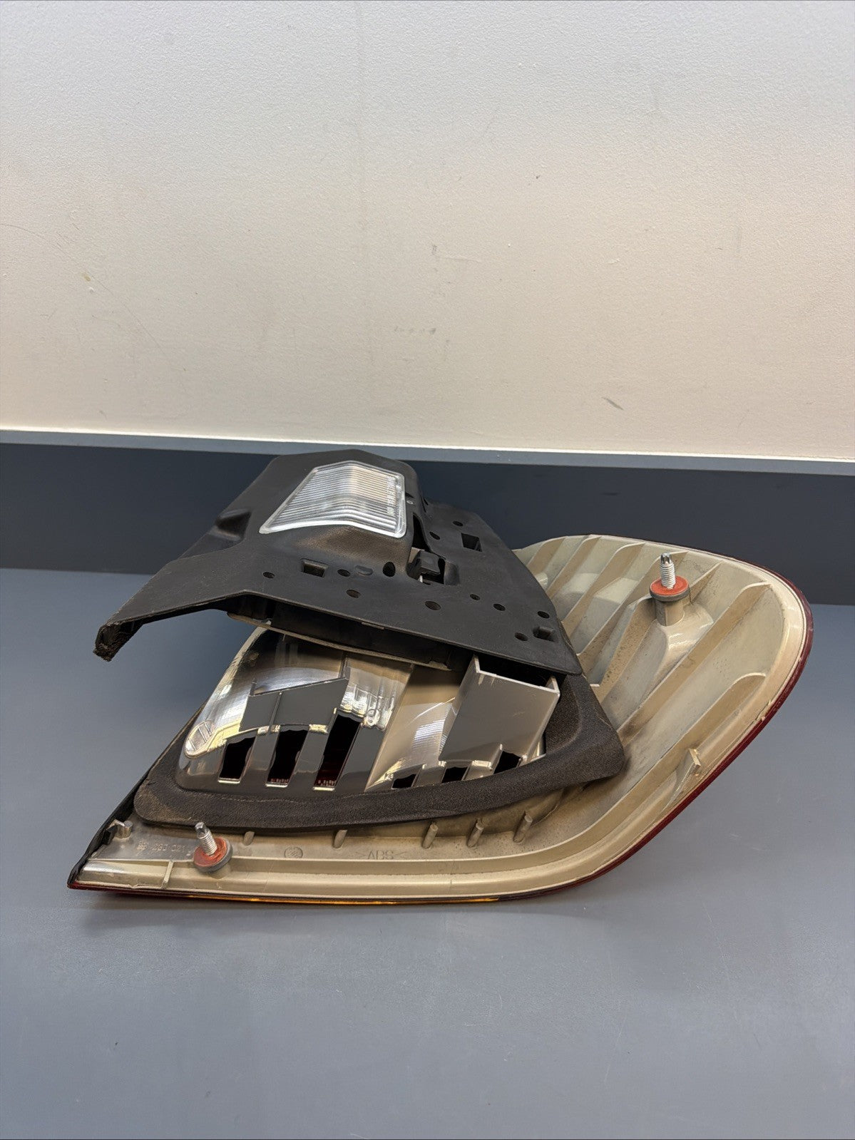 99-01 BMW 325I E46 TAIL LIGHT TAILLIGHT LEFT DRIVER SIDE 8364921